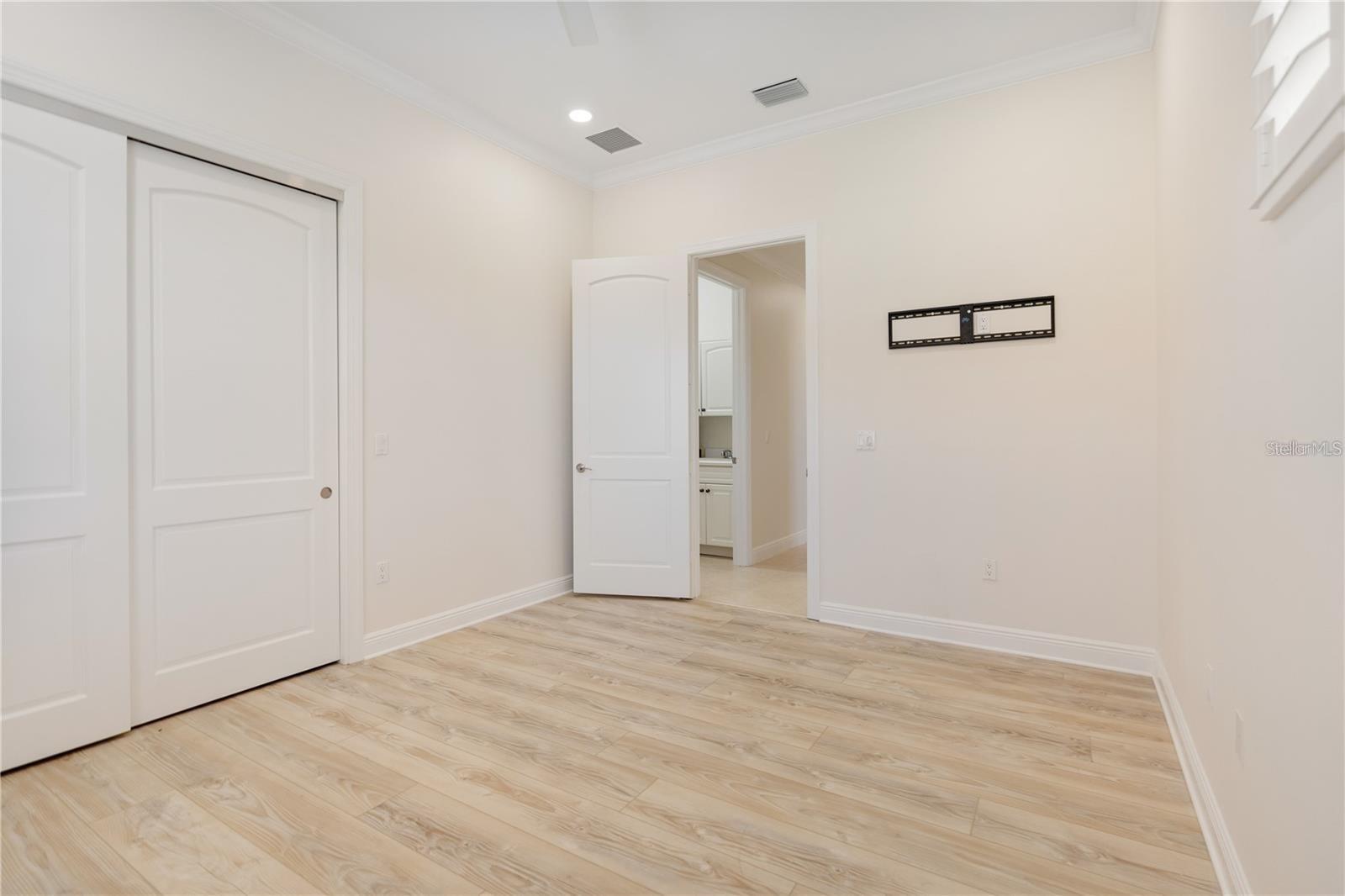 175 Avenue De La Mer 303