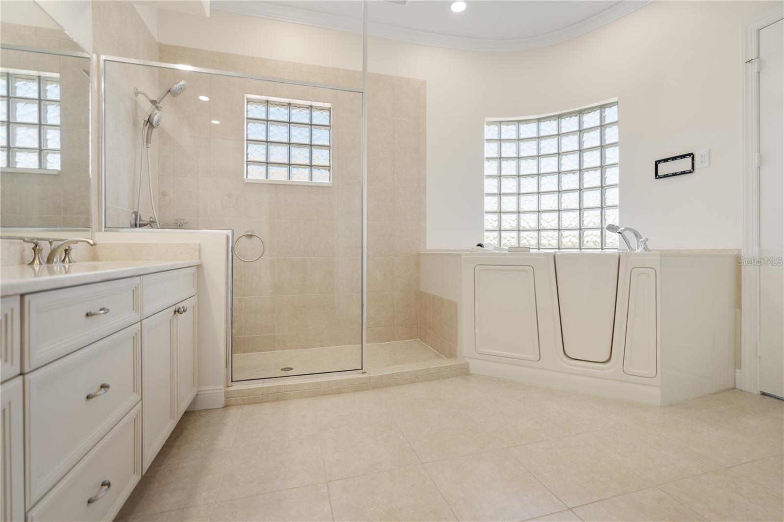 175 Avenue De La Mer 303