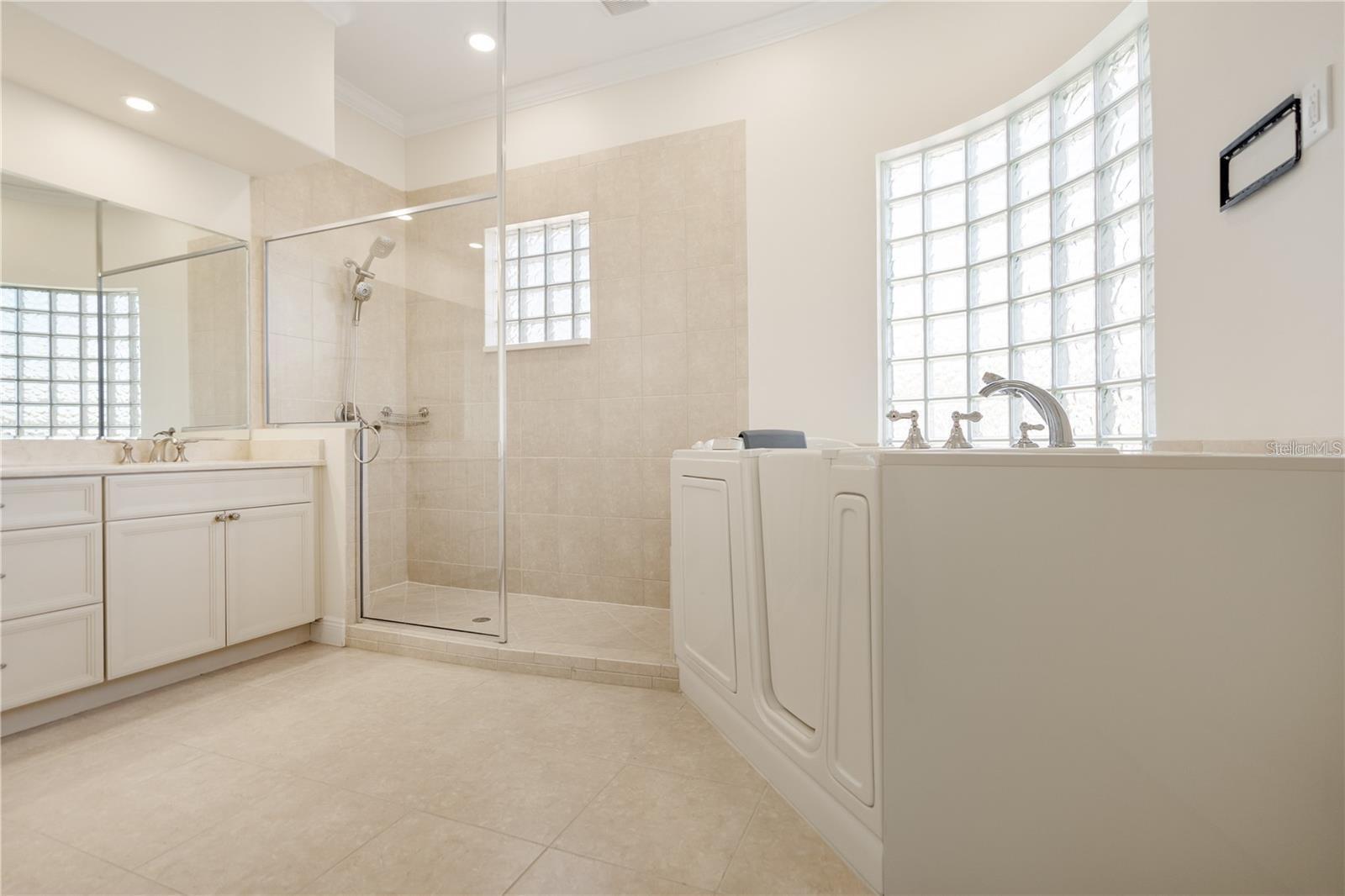 175 Avenue De La Mer 303