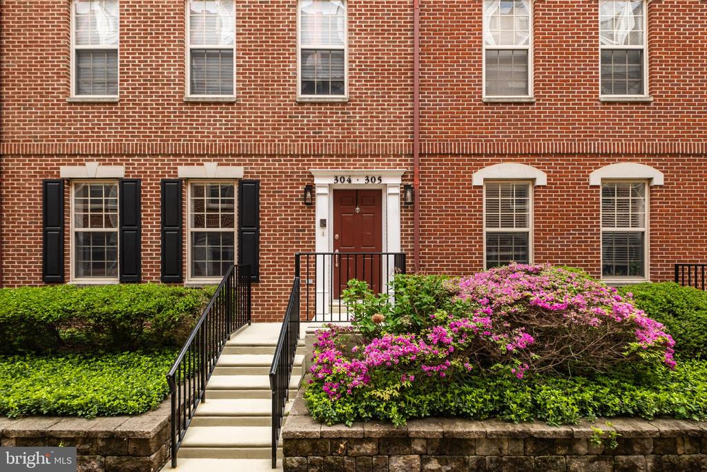 304 CAPTAINS WAY