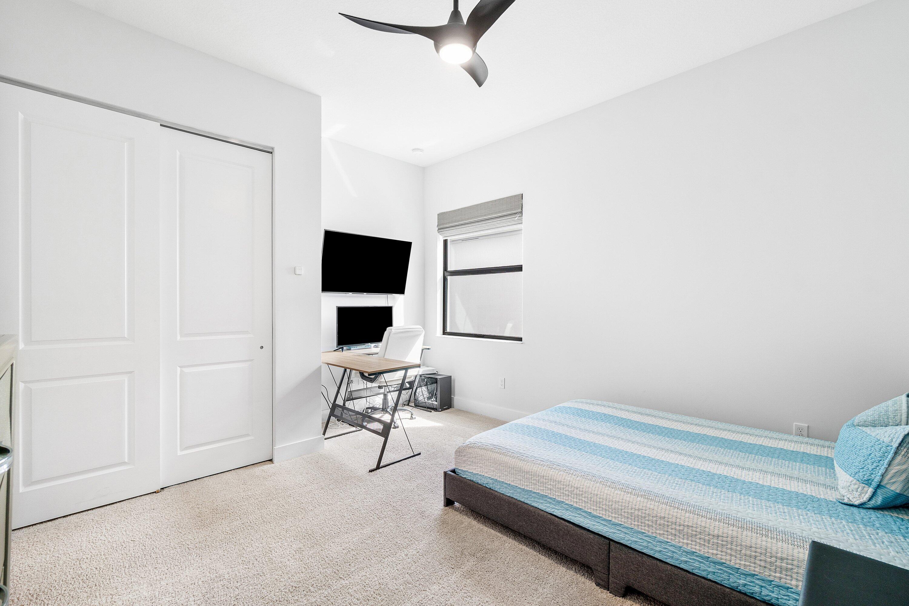 7296 Estero ()