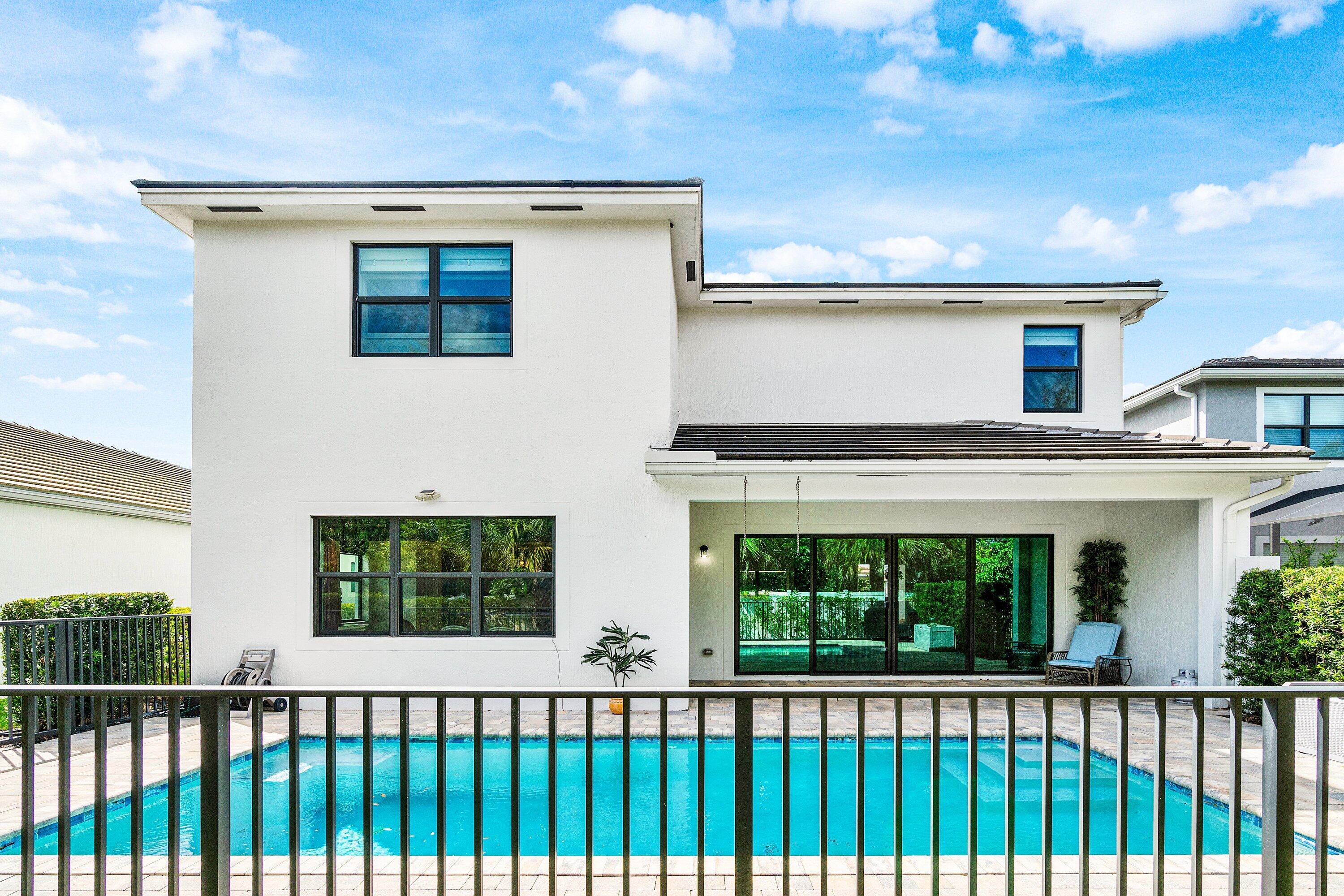 7296 Estero ()