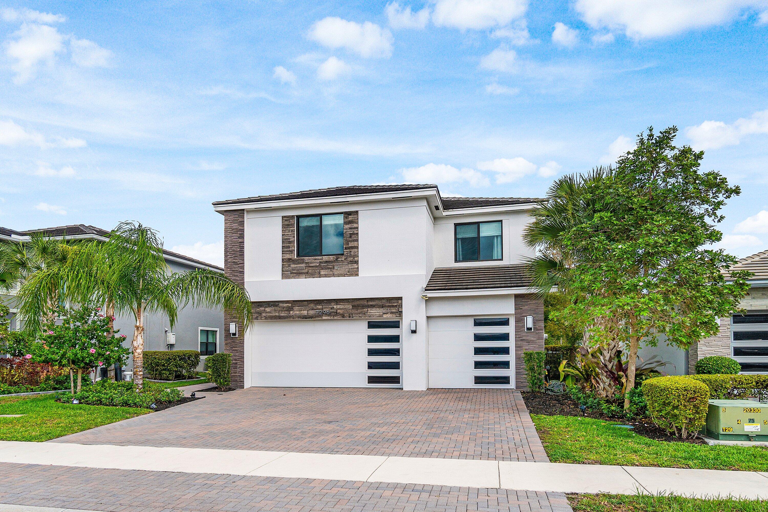 7296 Estero ()