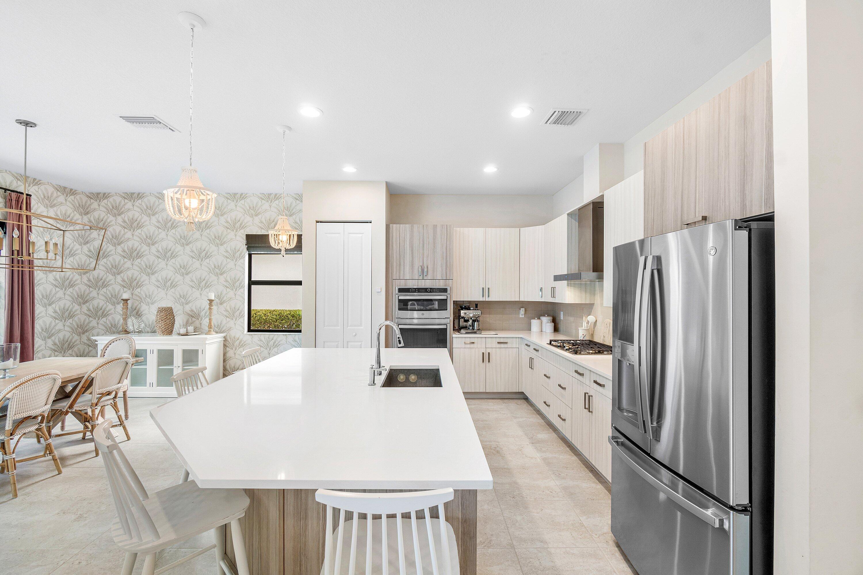 7296 Estero ()