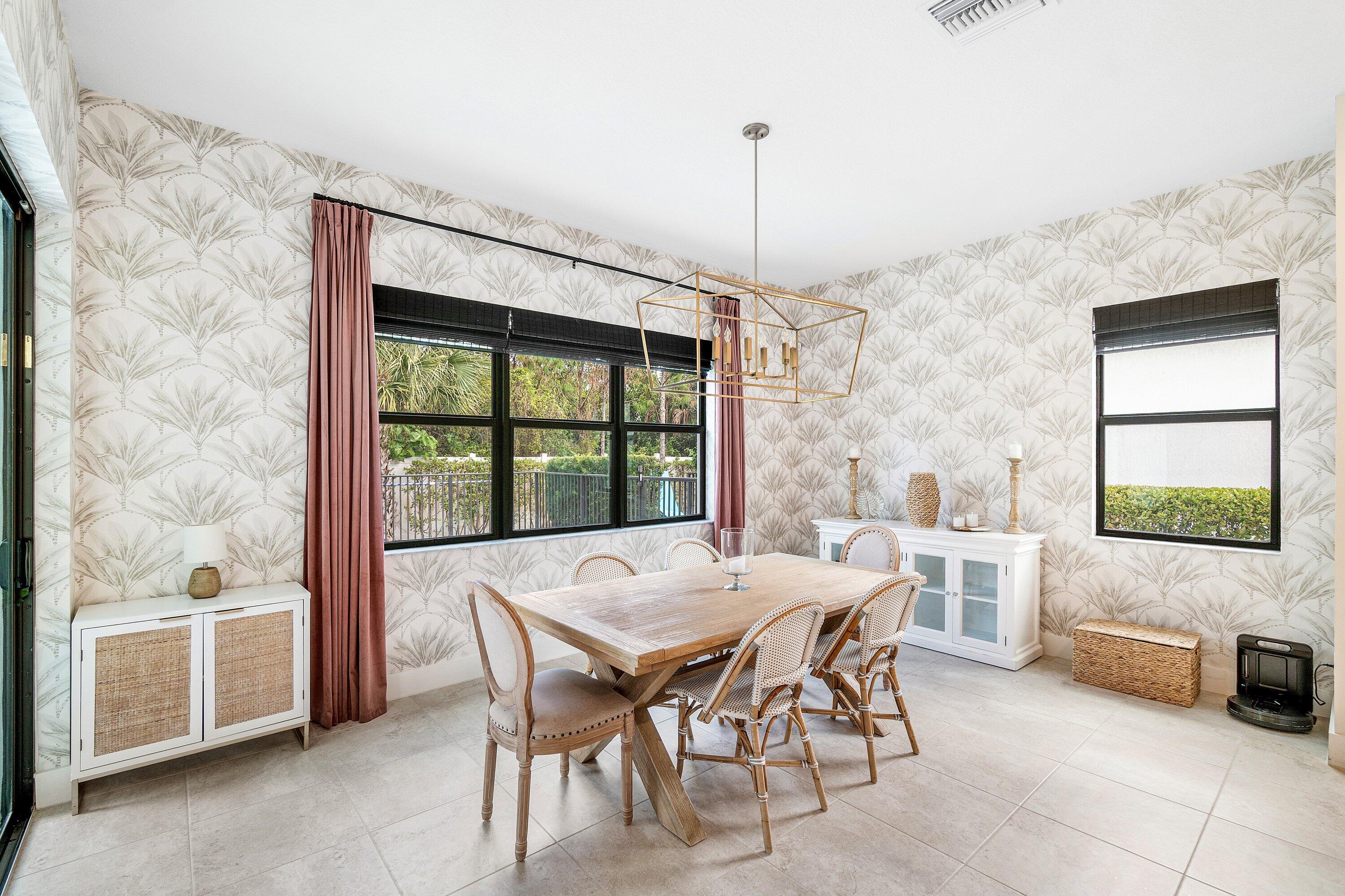 7296 Estero ()