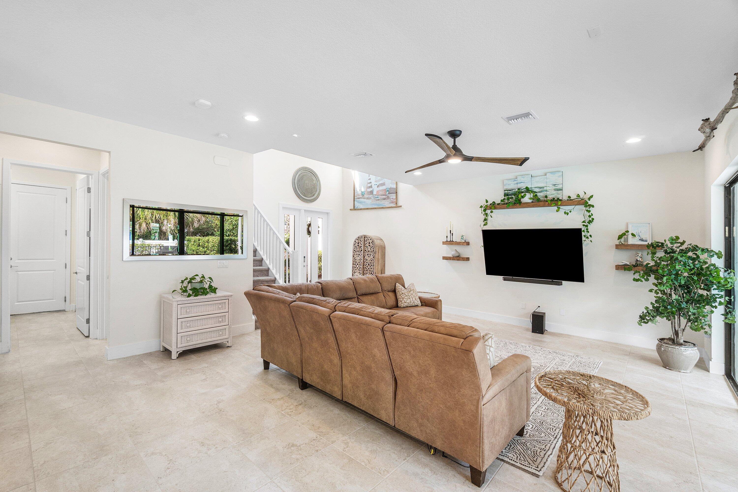 7296 Estero ()