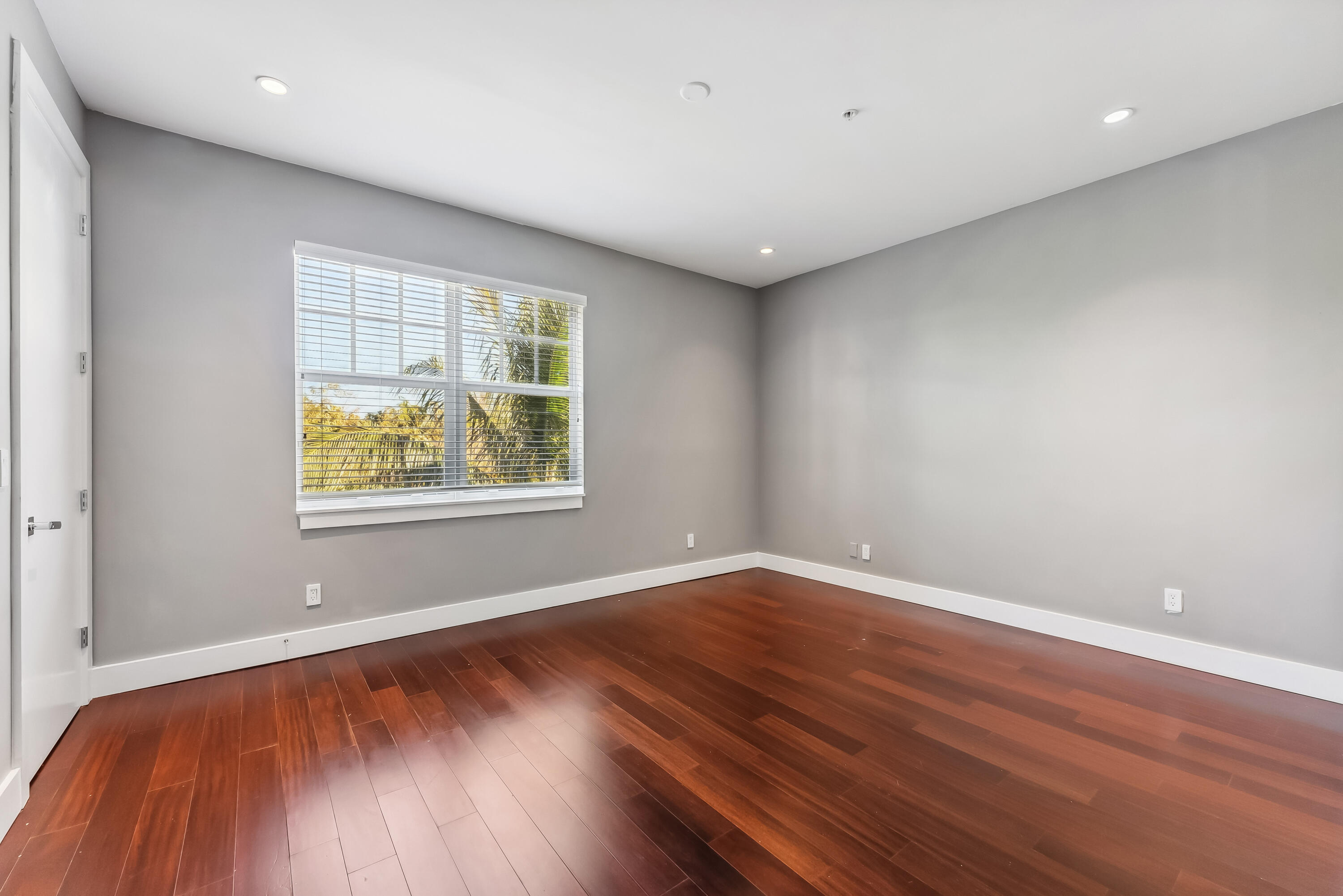 106 SW 1st Ave