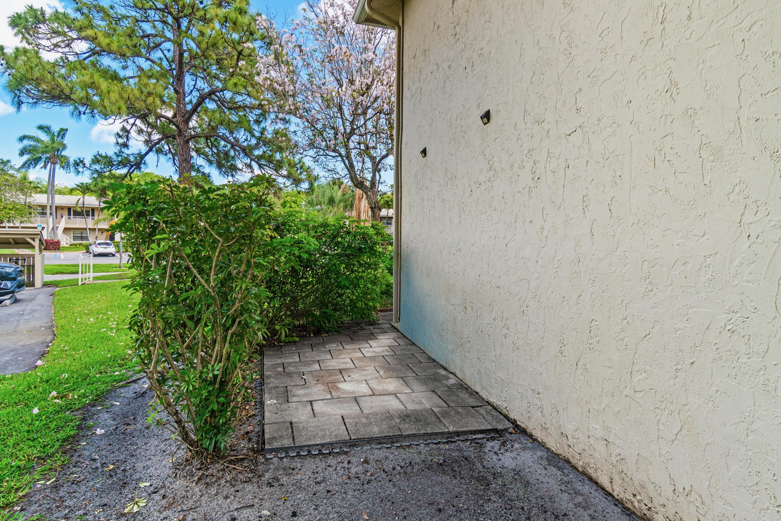 46 Stratford Lane W D