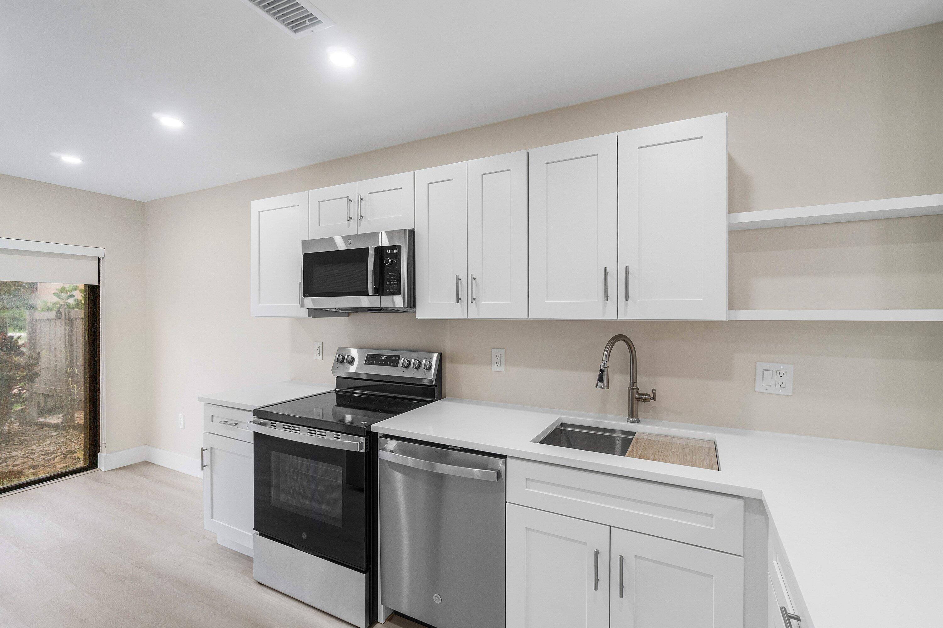 16 Stratford Drive E C