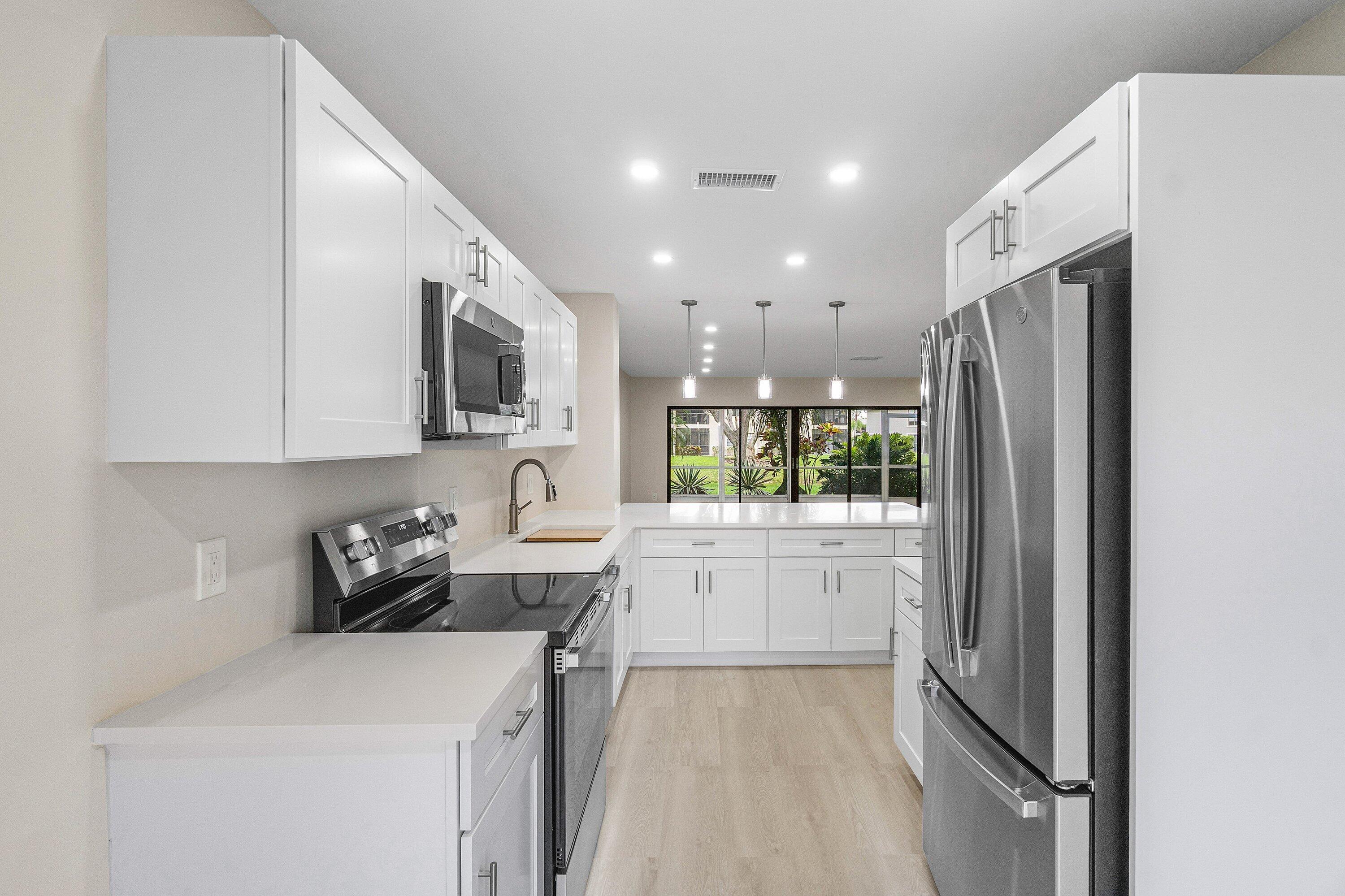 16 Stratford Drive E C