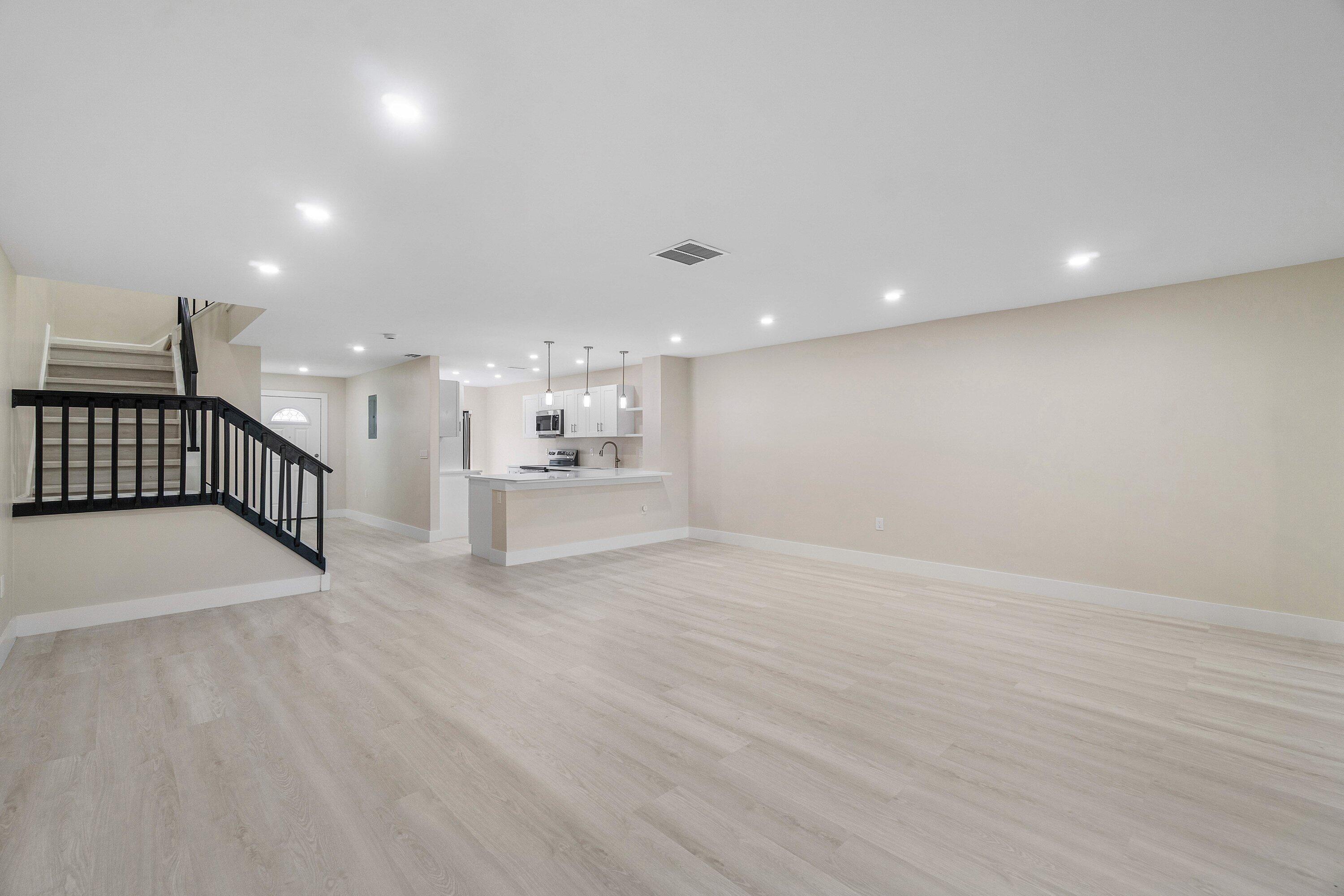 16 Stratford Drive E C