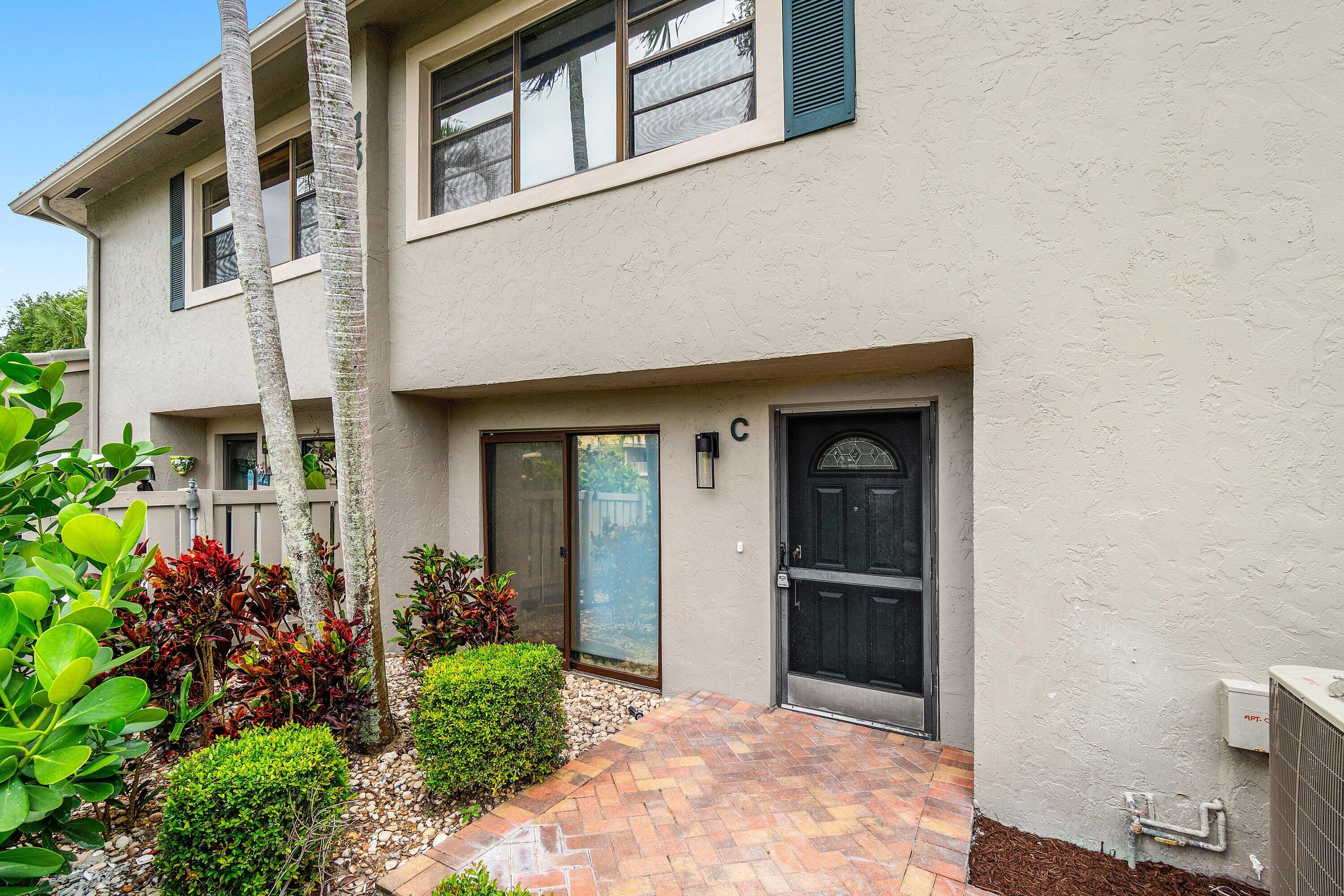 16 Stratford Drive E C