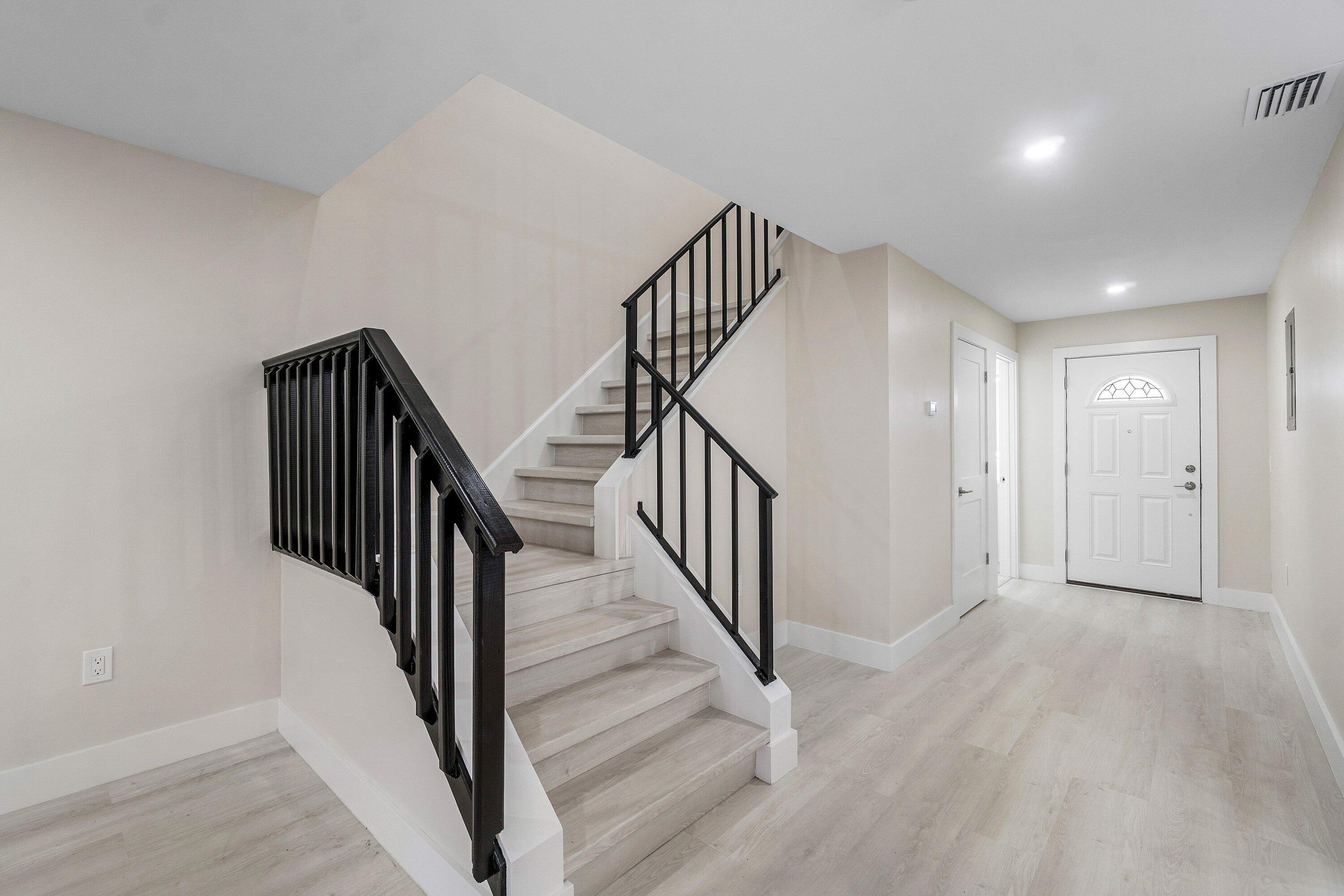 16 Stratford Drive E C