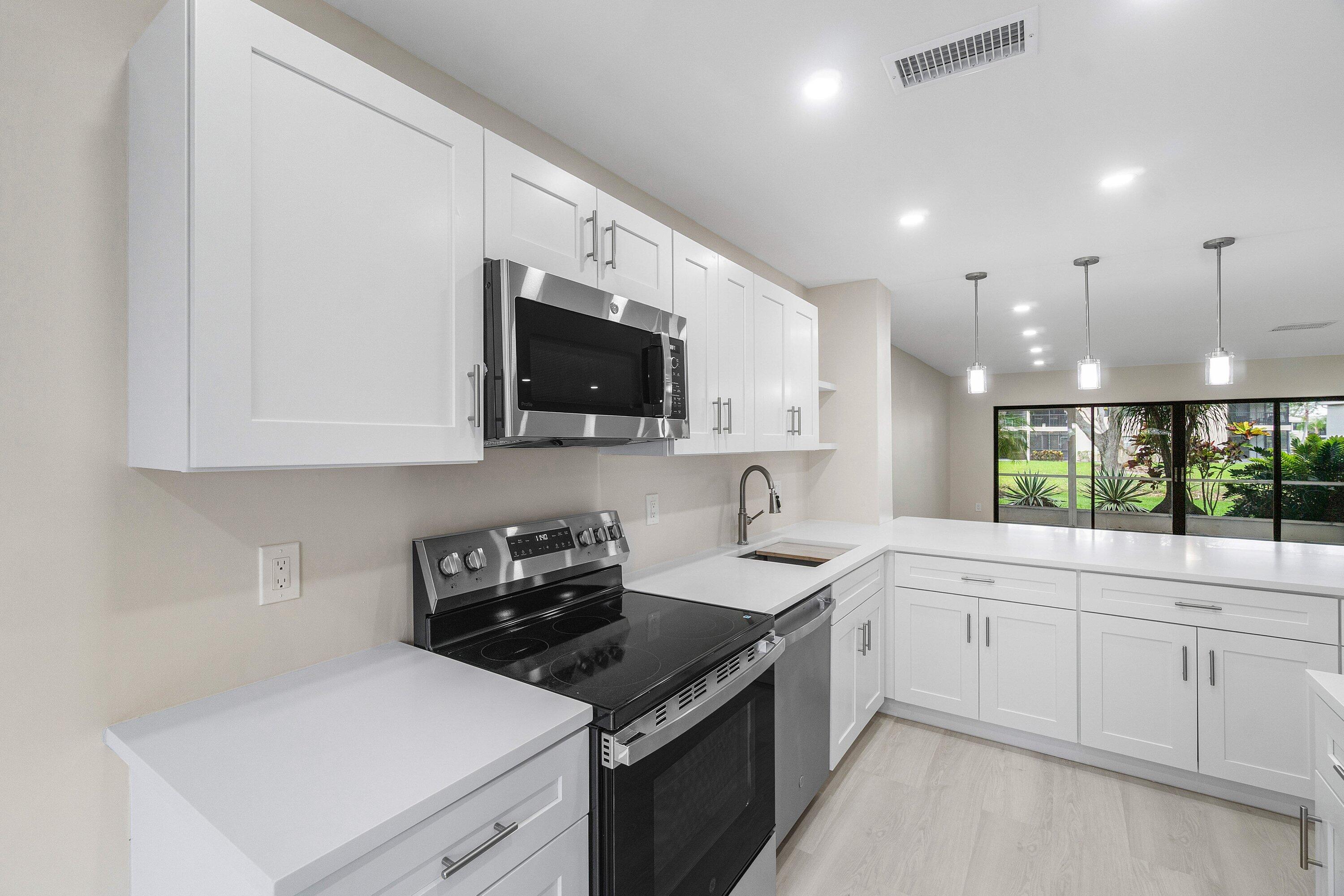 16 Stratford Drive E C