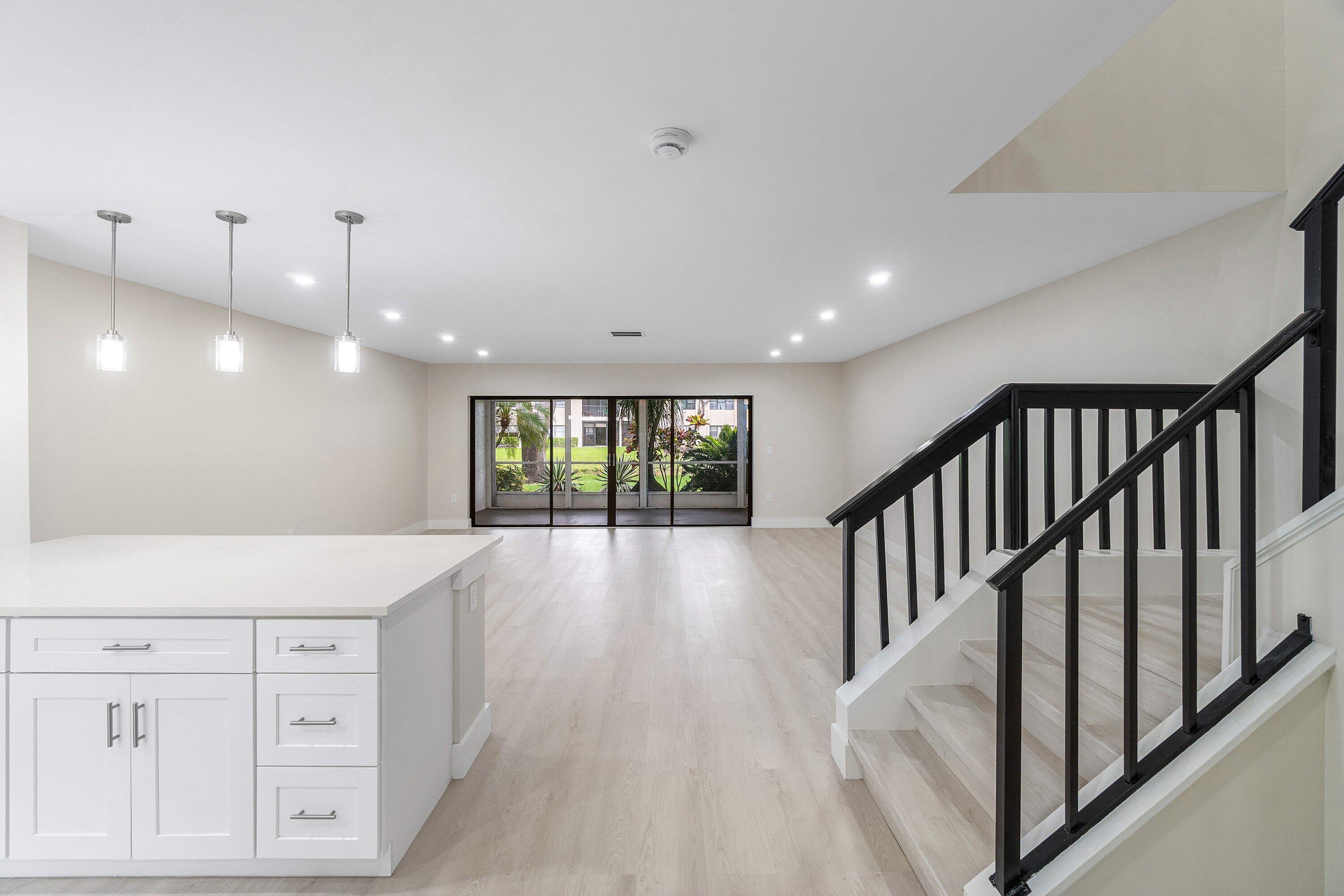 16 Stratford Drive E C