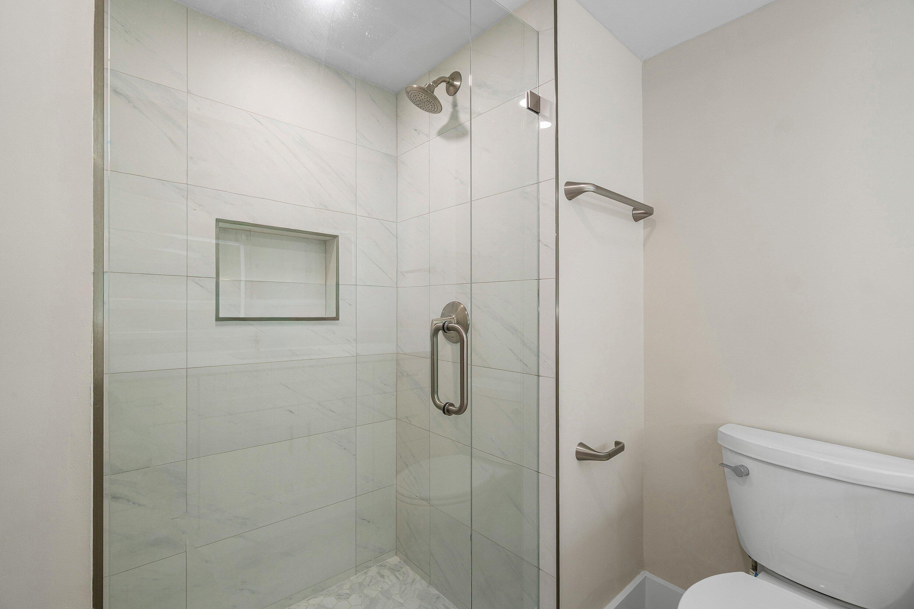 16 Stratford Drive E C