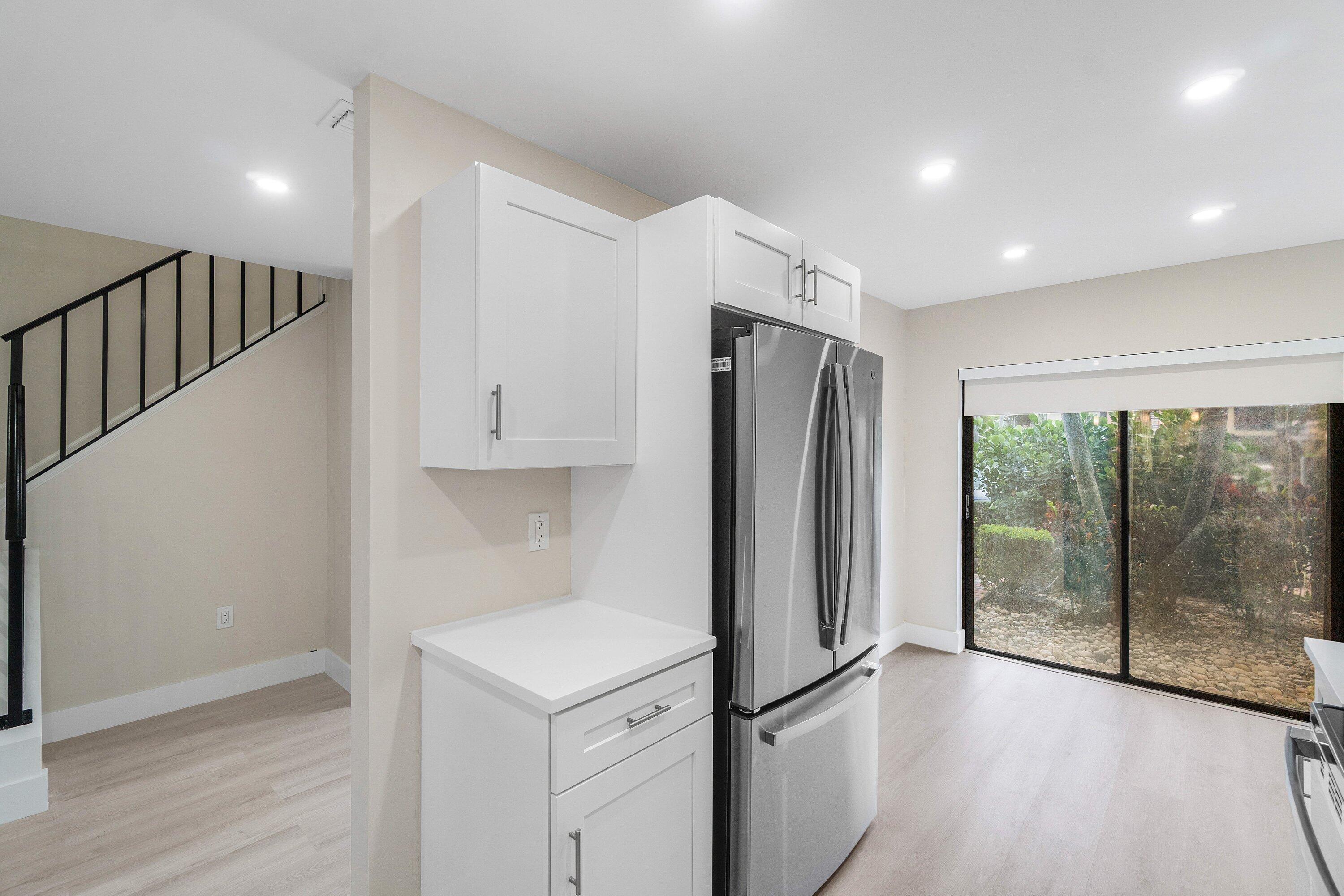 16 Stratford Drive E C