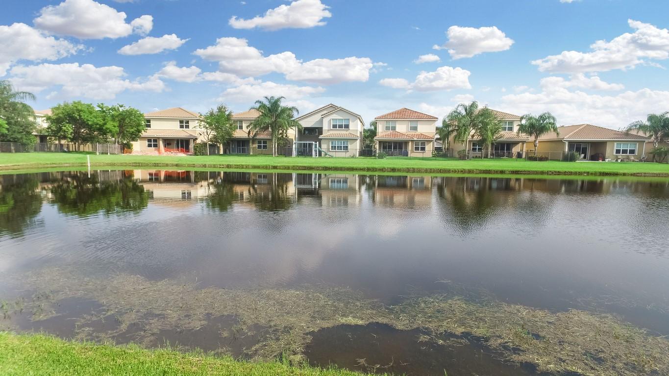 8268 Calabria Lakes Drive