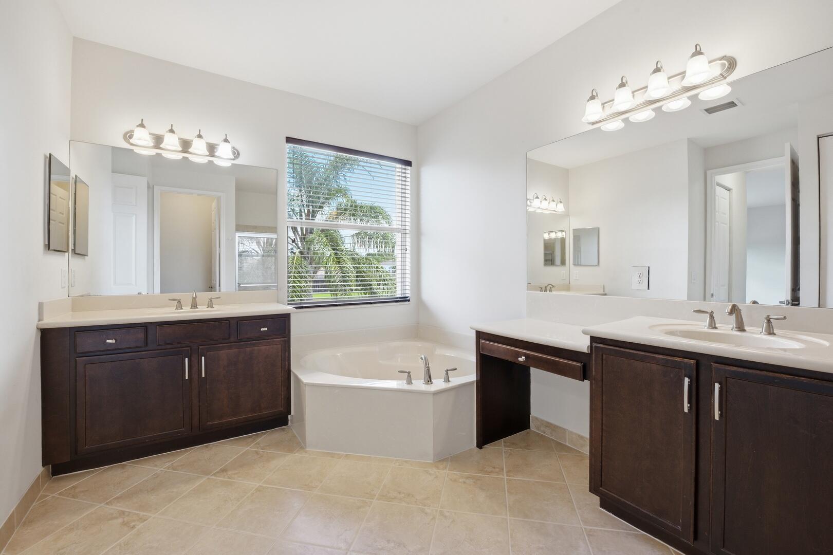 8268 Calabria Lakes Drive