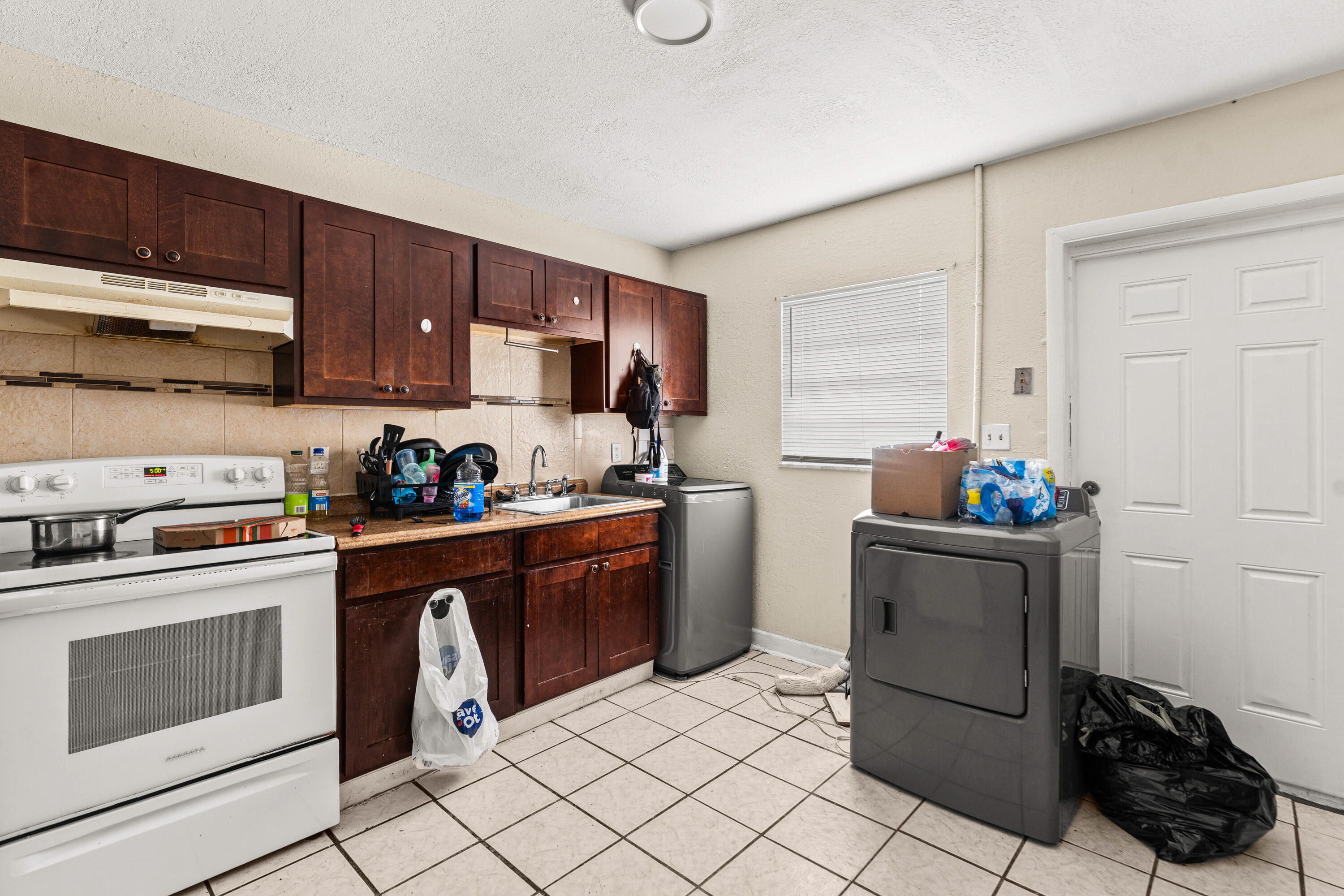 1205 Ave K