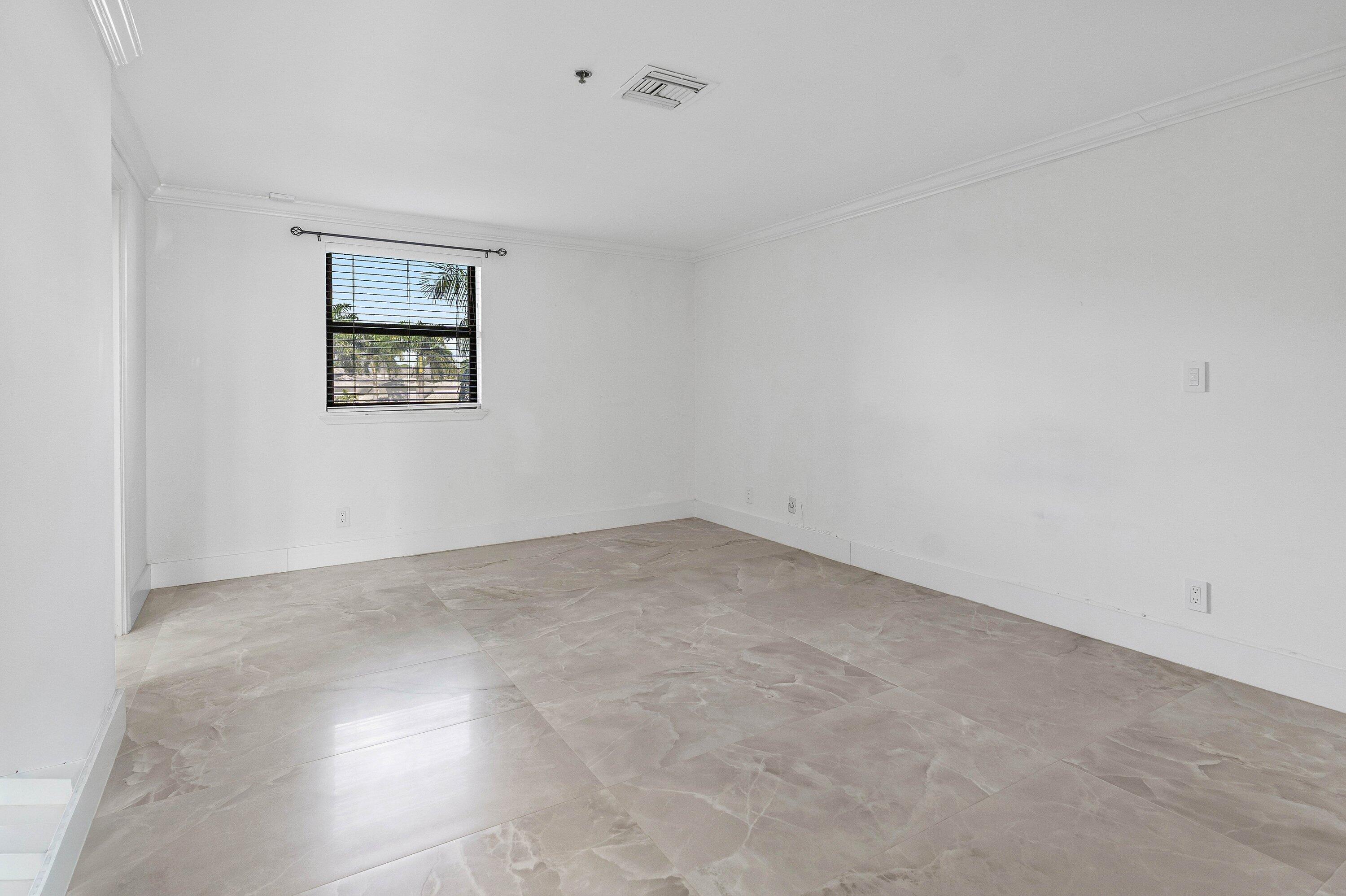 1035 S Federal Highway 211