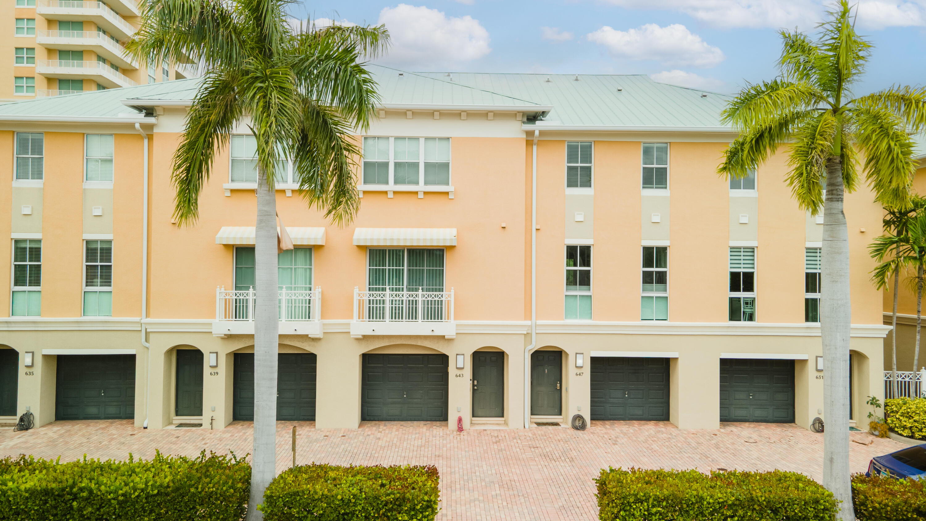 643 Casa Loma Boulevard