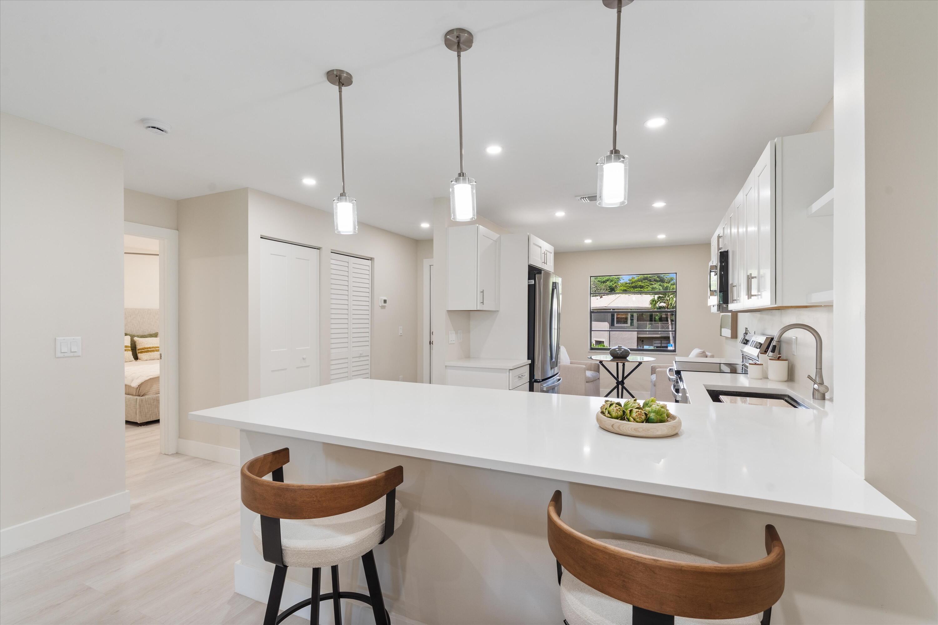 52 W Stratford Ln W W F