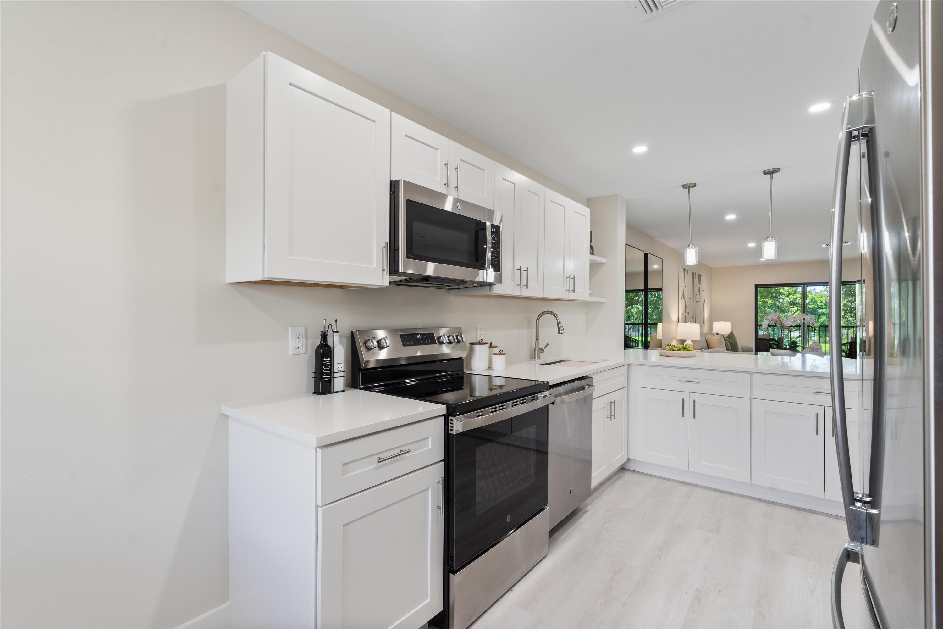 52 W Stratford Ln W W F