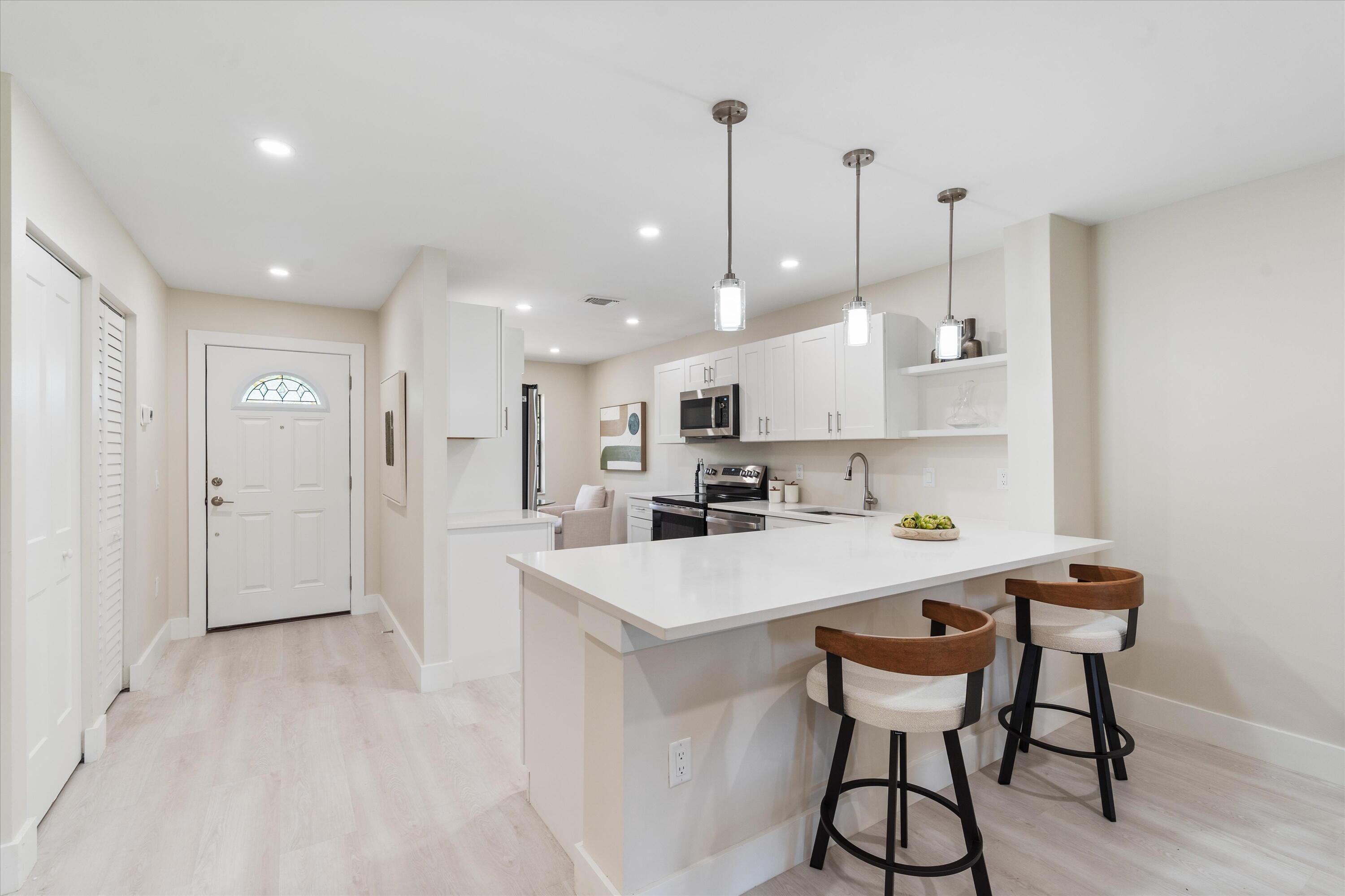 52 W Stratford Ln W W F