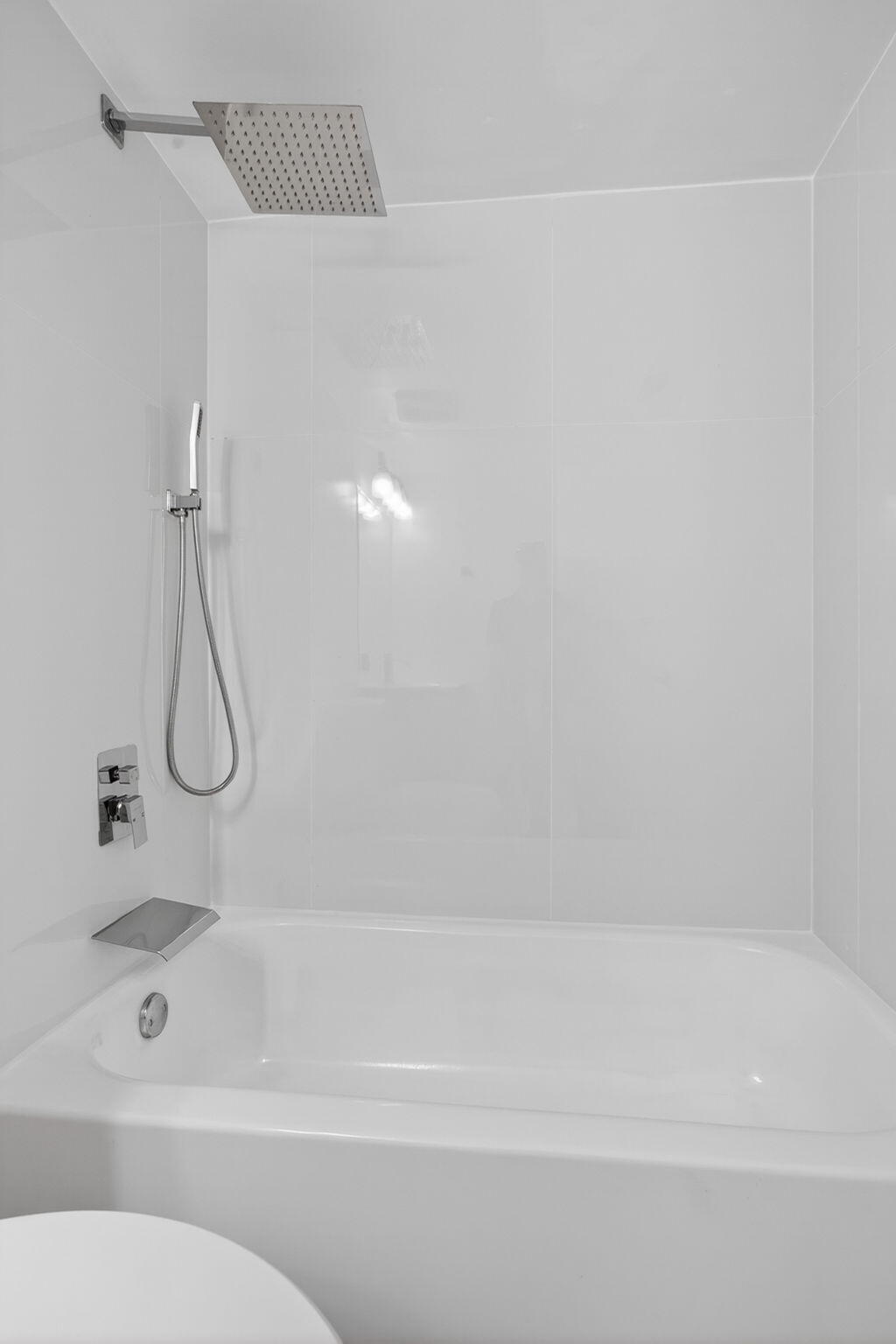 5561 Lakeside Drive 107