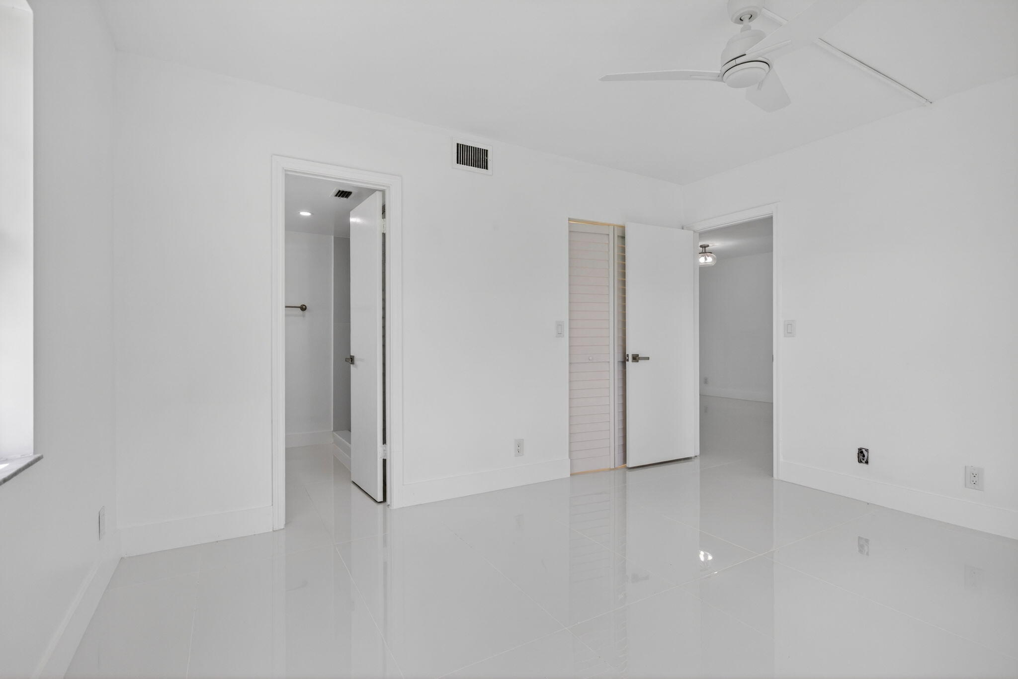 5561 Lakeside Drive 107