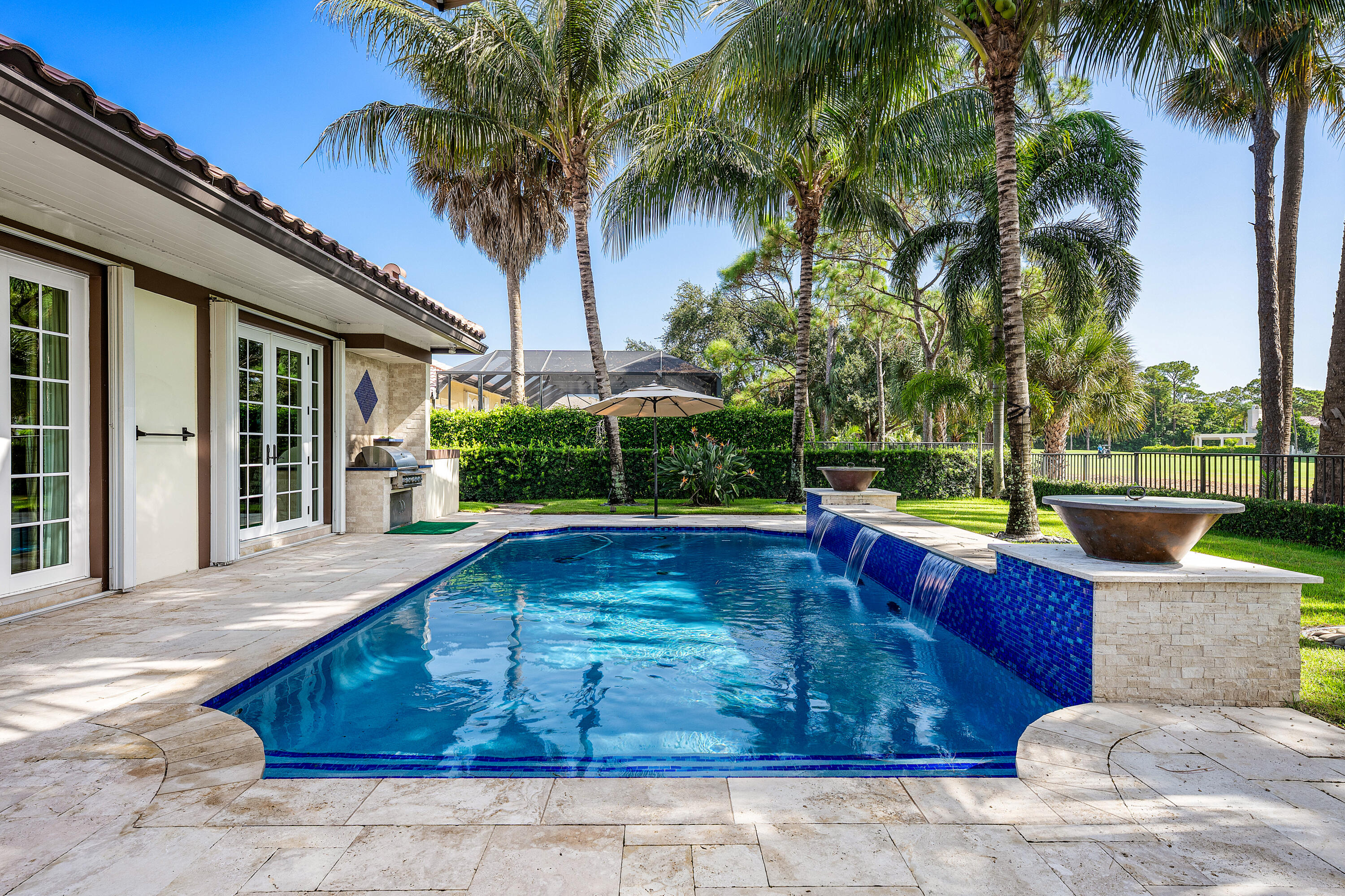 586 N Country Club Drive