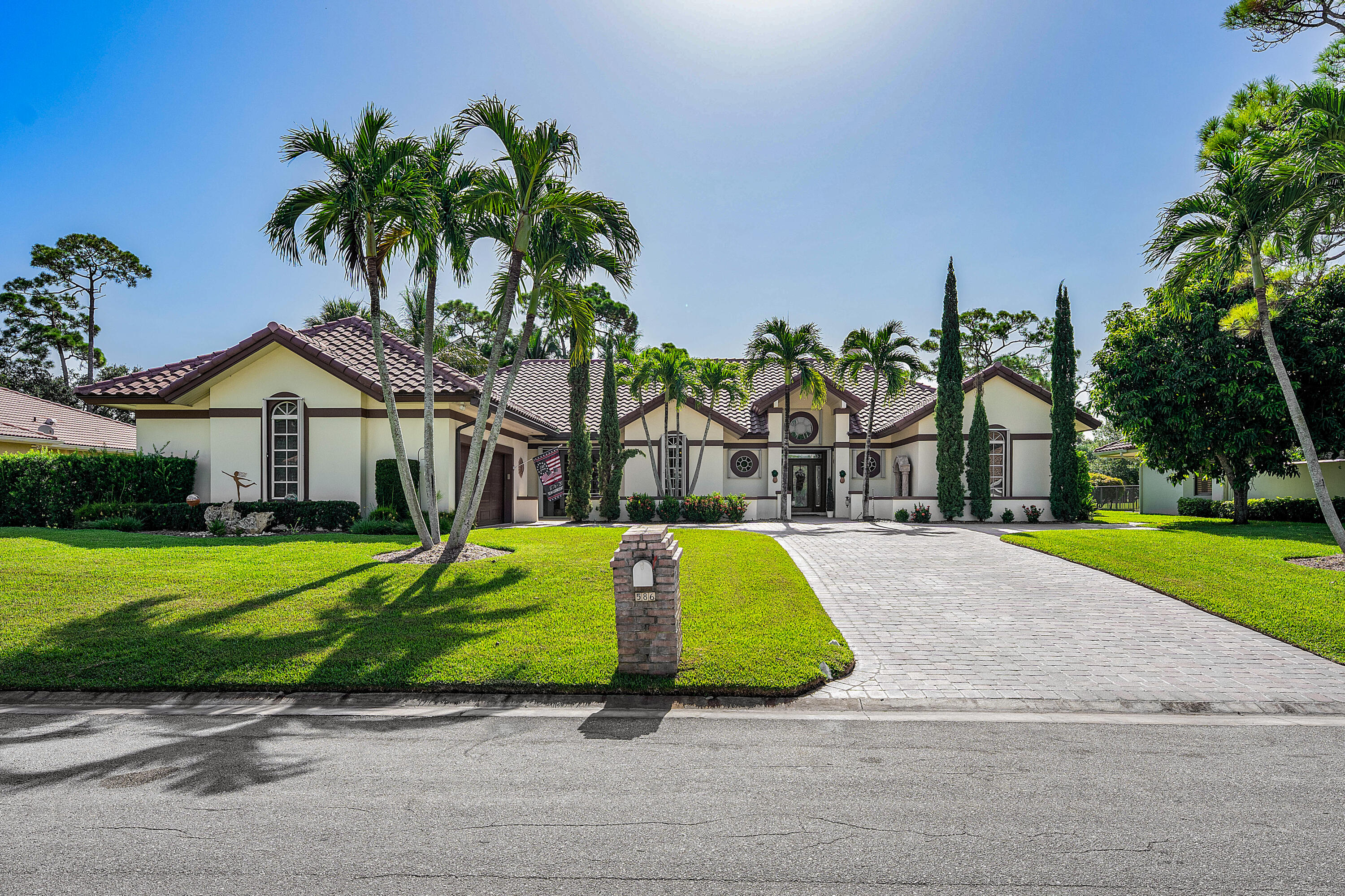 586 N Country Club Drive