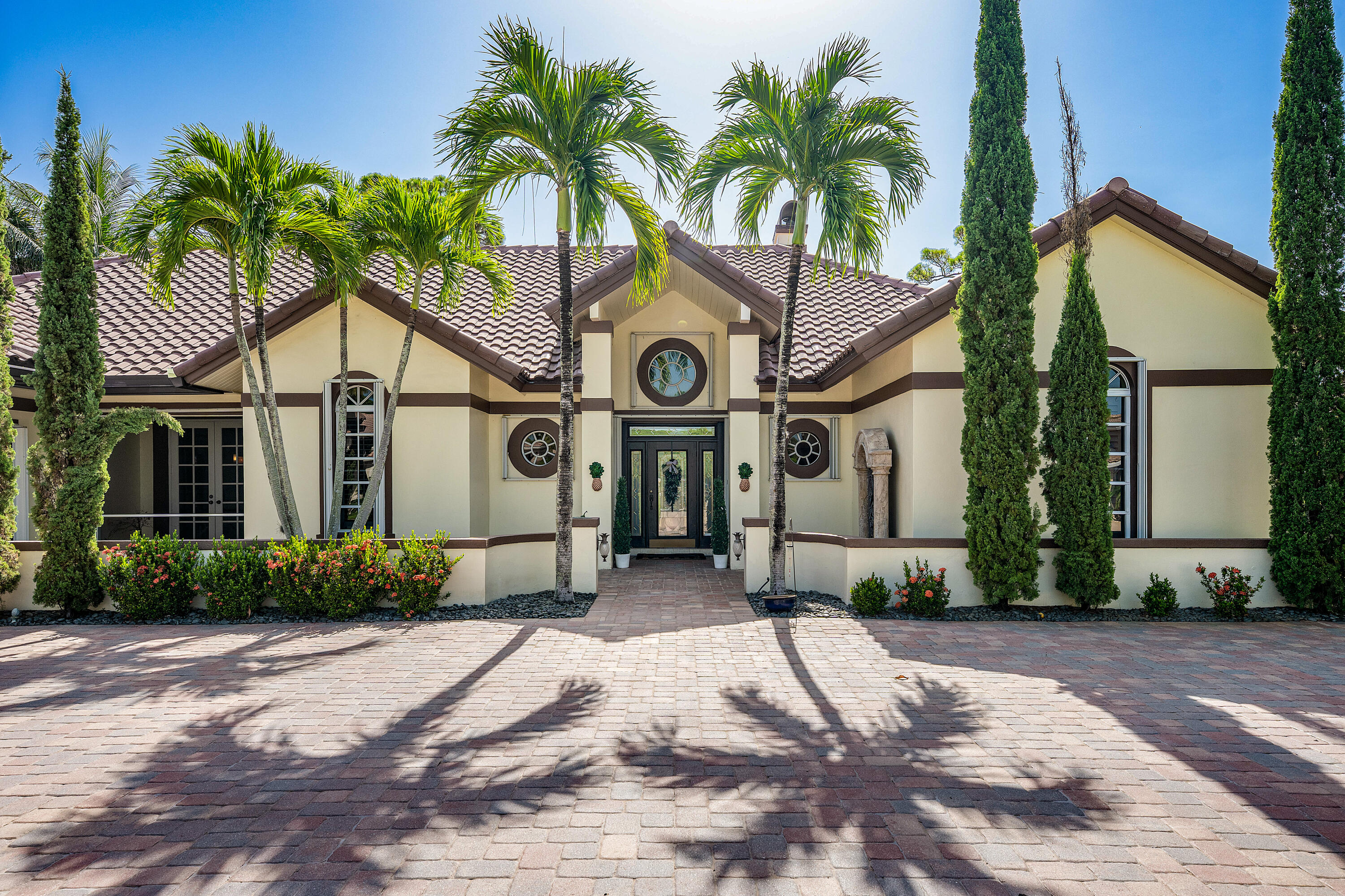 586 N Country Club Drive