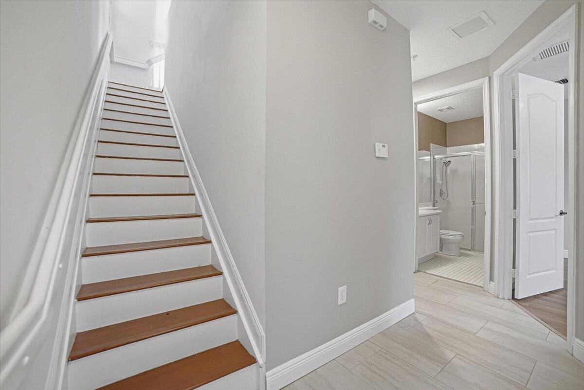 520 NW 39TH Circle