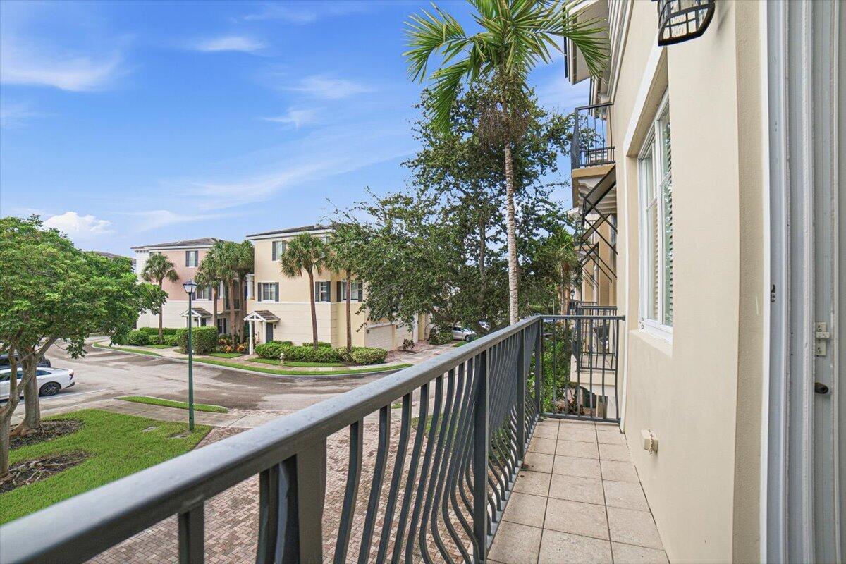 520 NW 39TH Circle
