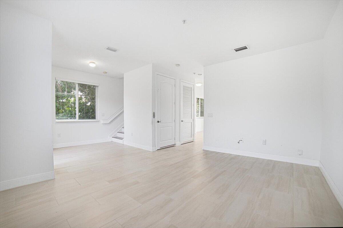 520 NW 39TH Circle