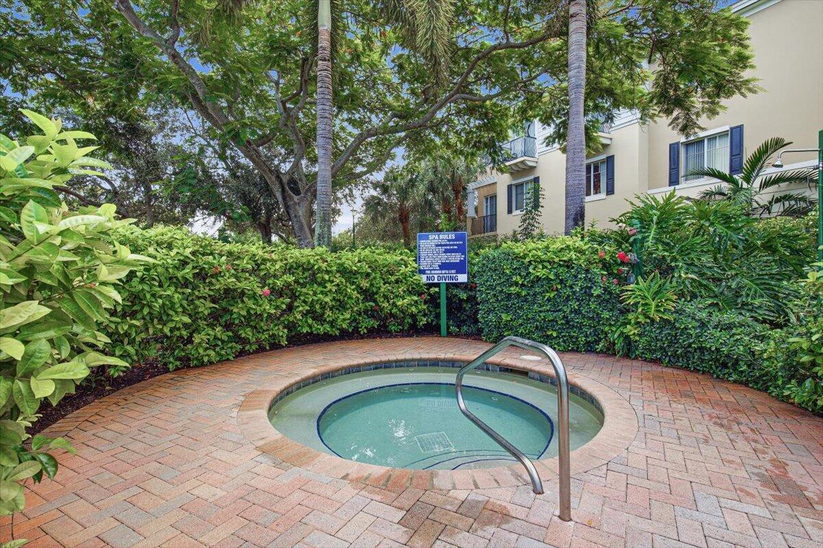 520 NW 39TH Circle