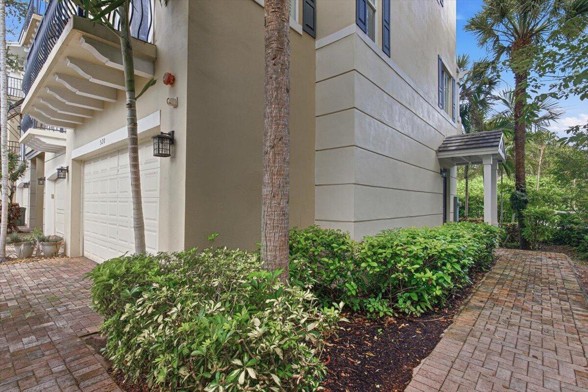 520 NW 39TH Circle