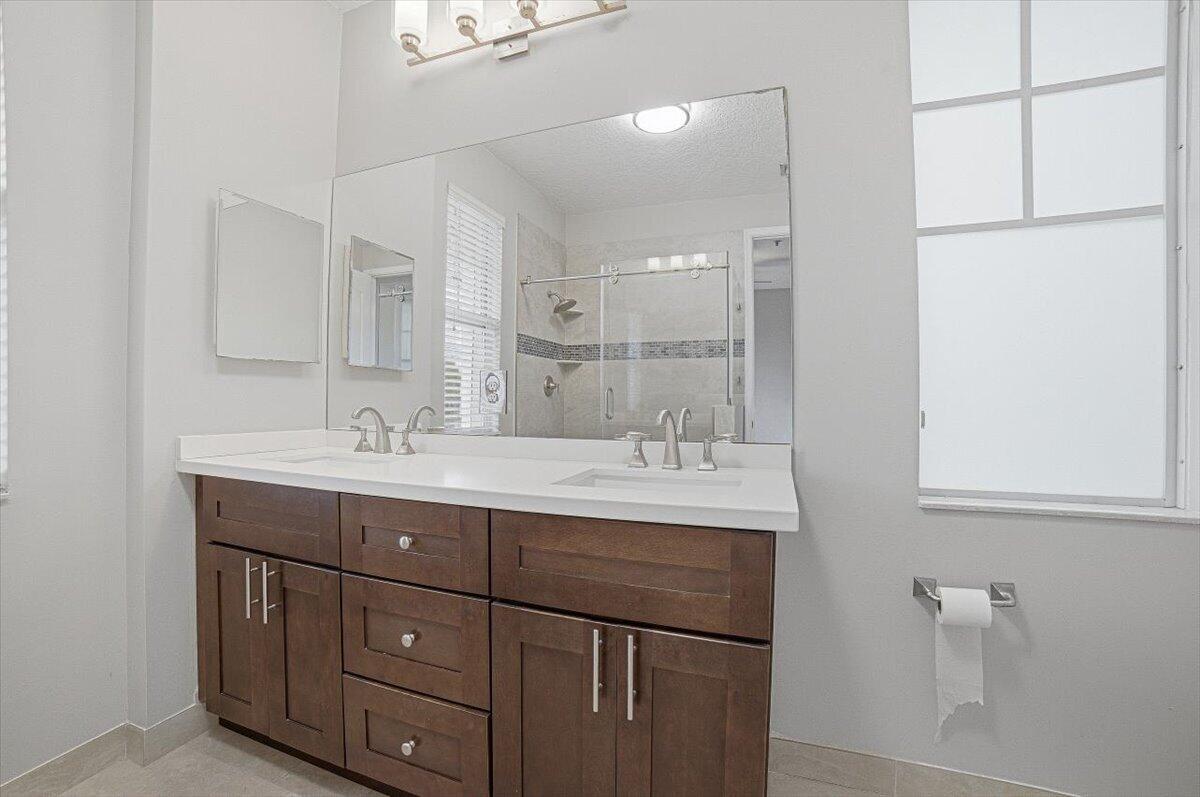 520 NW 39TH Circle