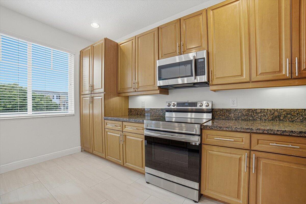 520 NW 39TH Circle