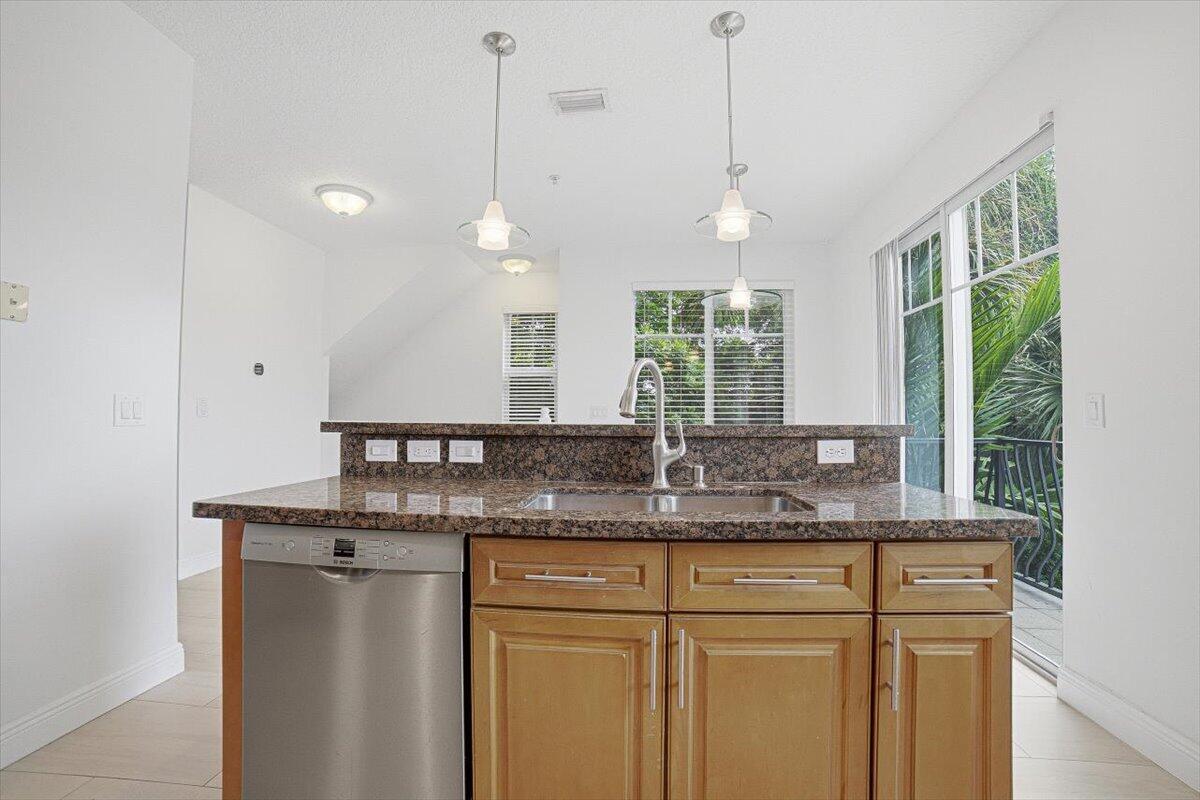 520 NW 39TH Circle