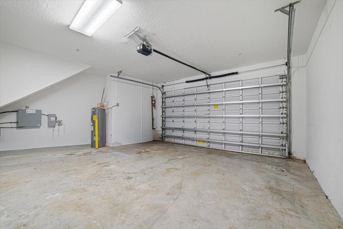 520 NW 39TH Circle