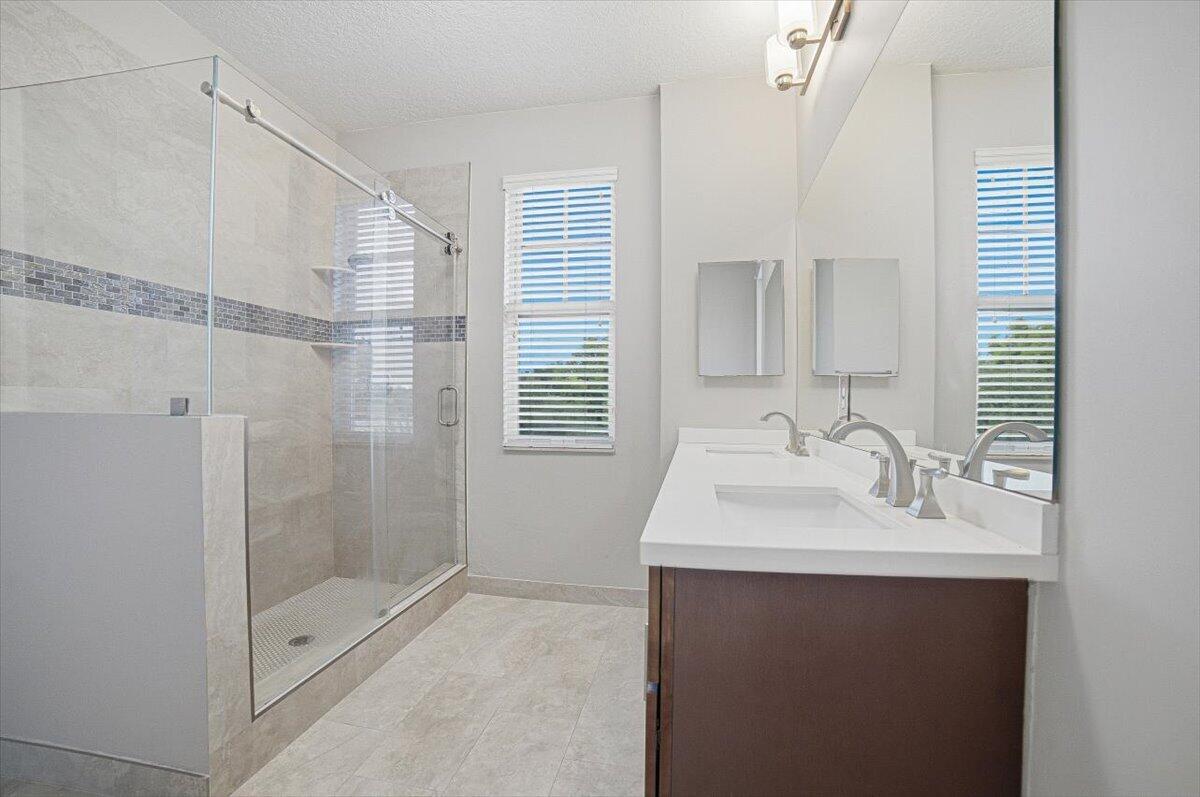 520 NW 39TH Circle