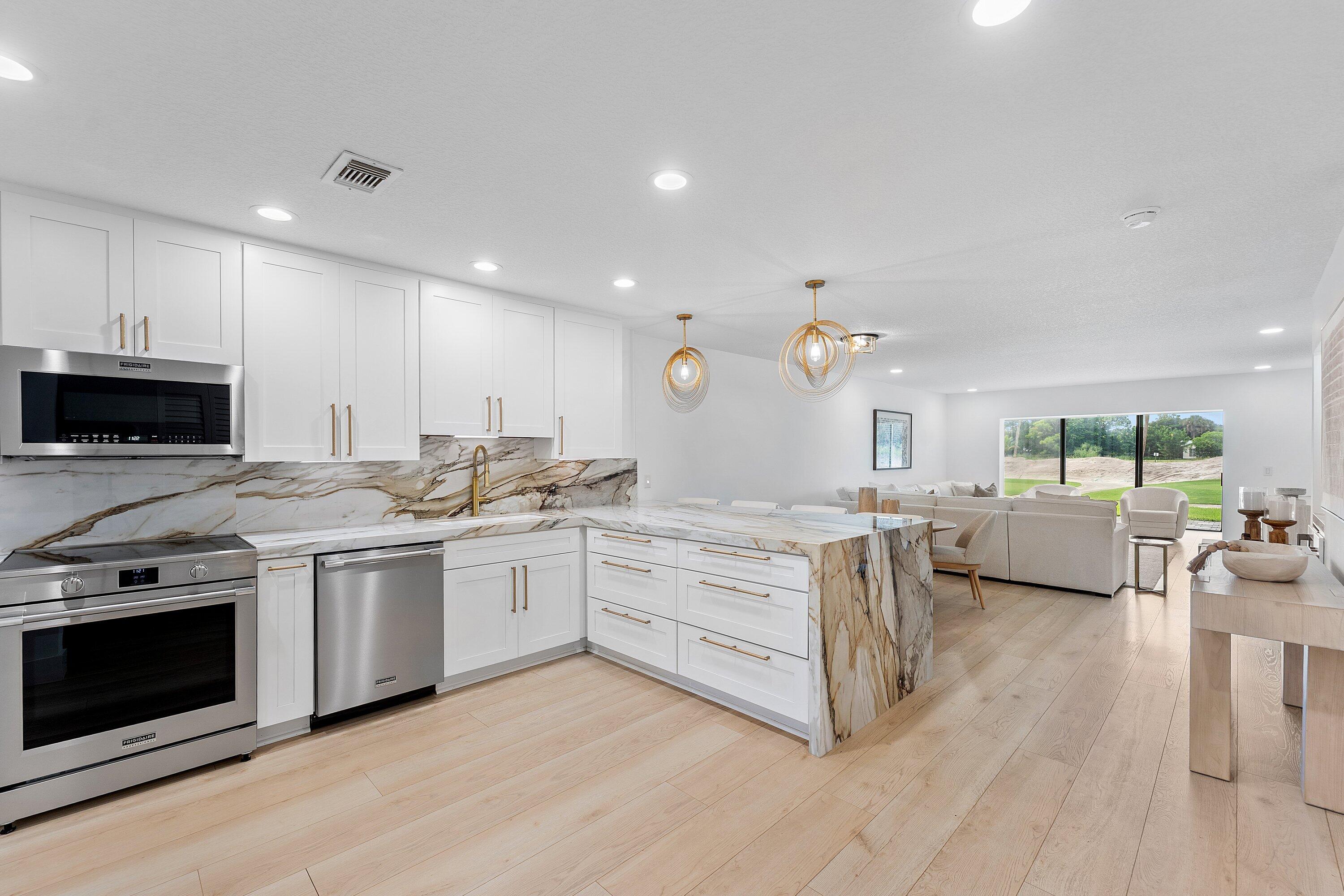 11 SOUTHPORT Lane E