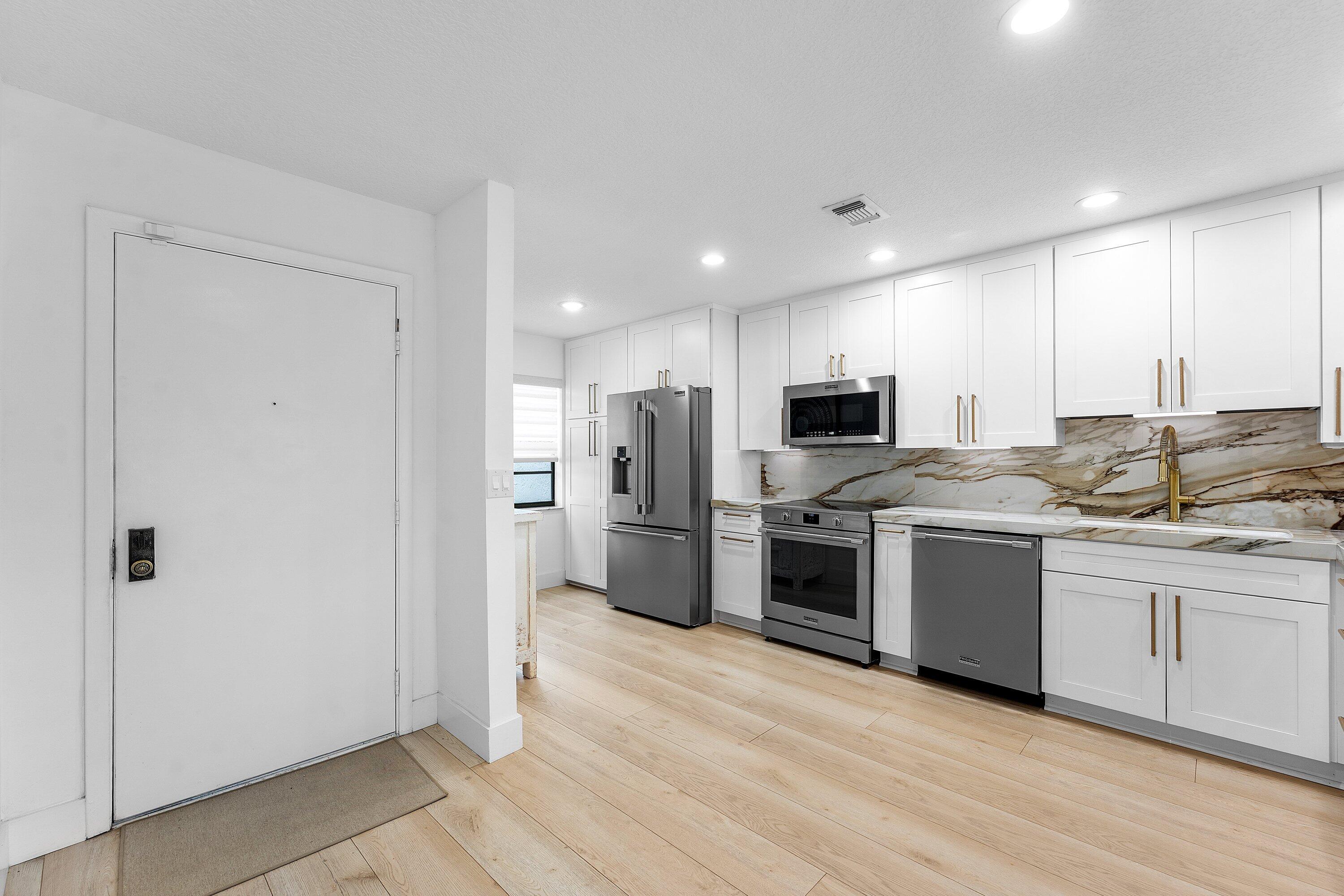 11 SOUTHPORT Lane E