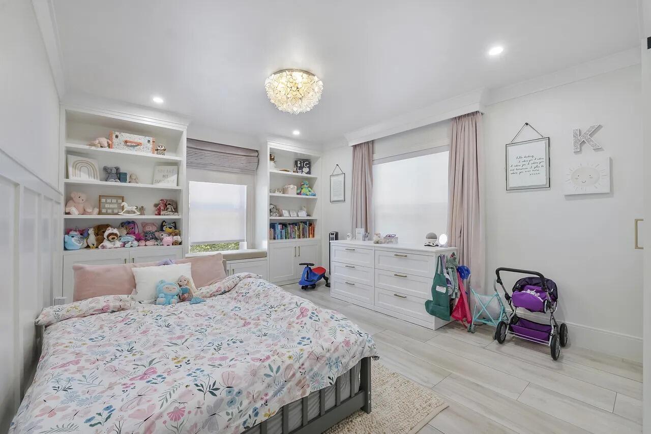 725 NE 36th Street