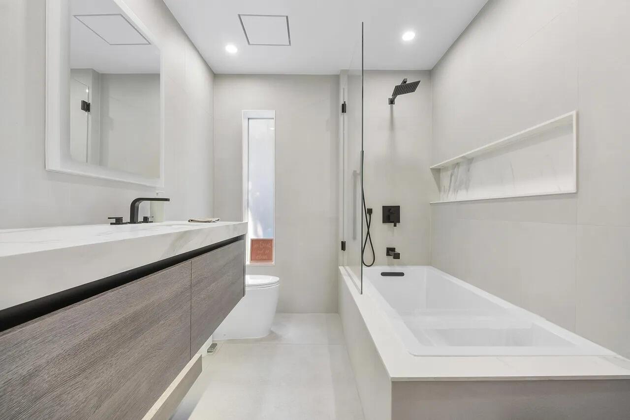 725 NE 36th Street