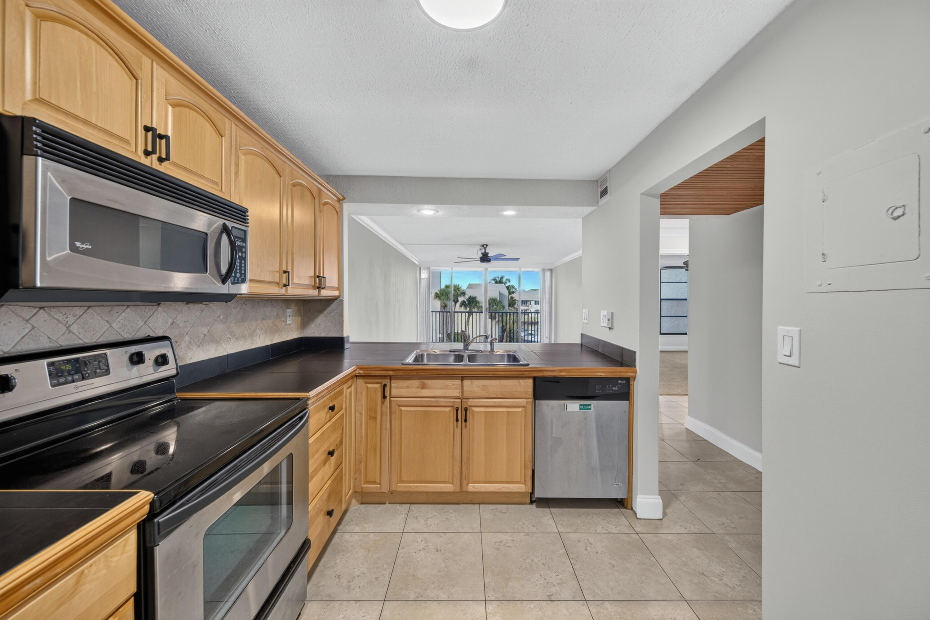 6 ROYAL PALM Way 307