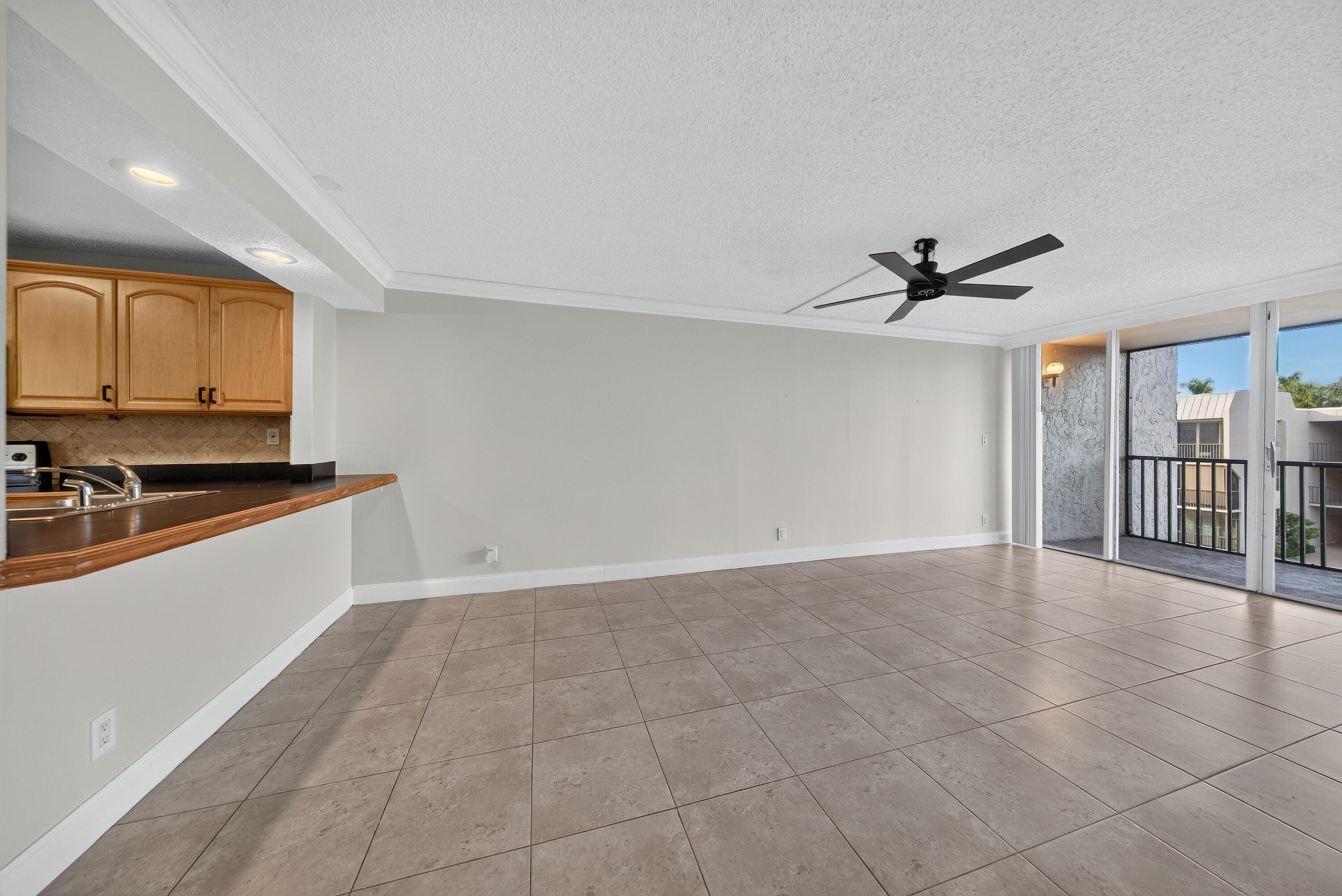 6 ROYAL PALM Way 307